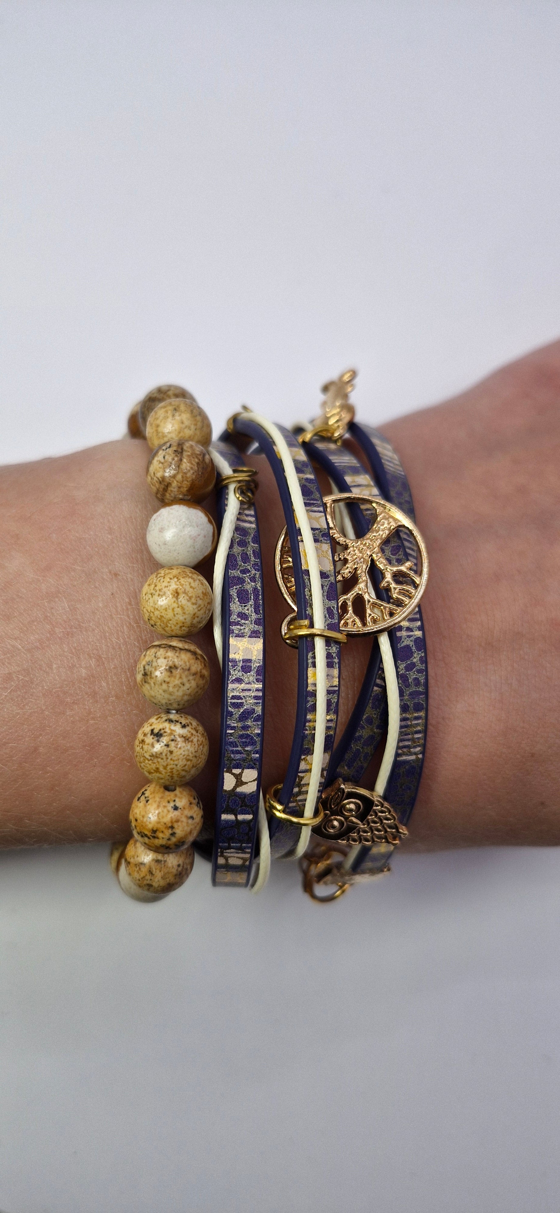 Bransoletka wrap „Indigo Charms” — granat ze złotymi zawieszkami