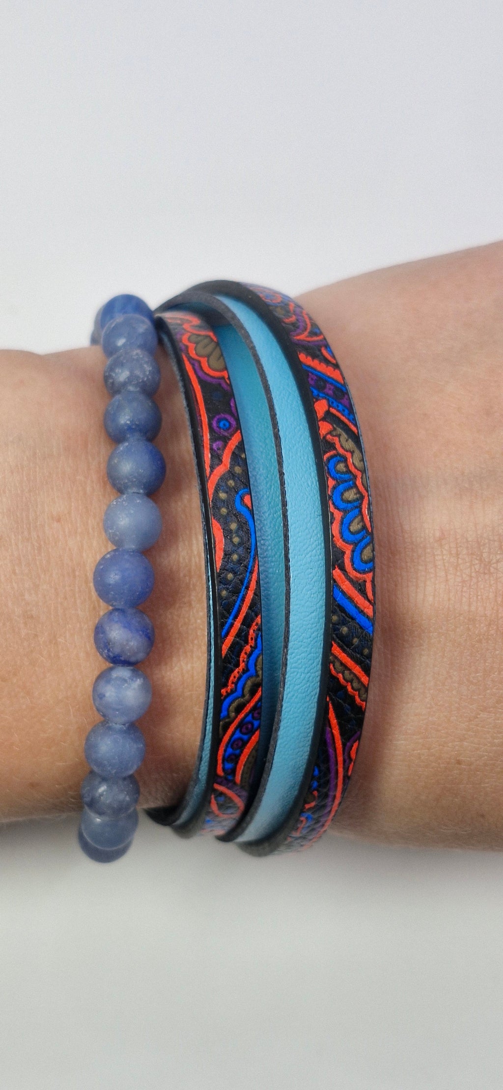 Zestaw „Electric Blue” — niebieskie kamienie + czarno-czerwony rzemień z turkusem