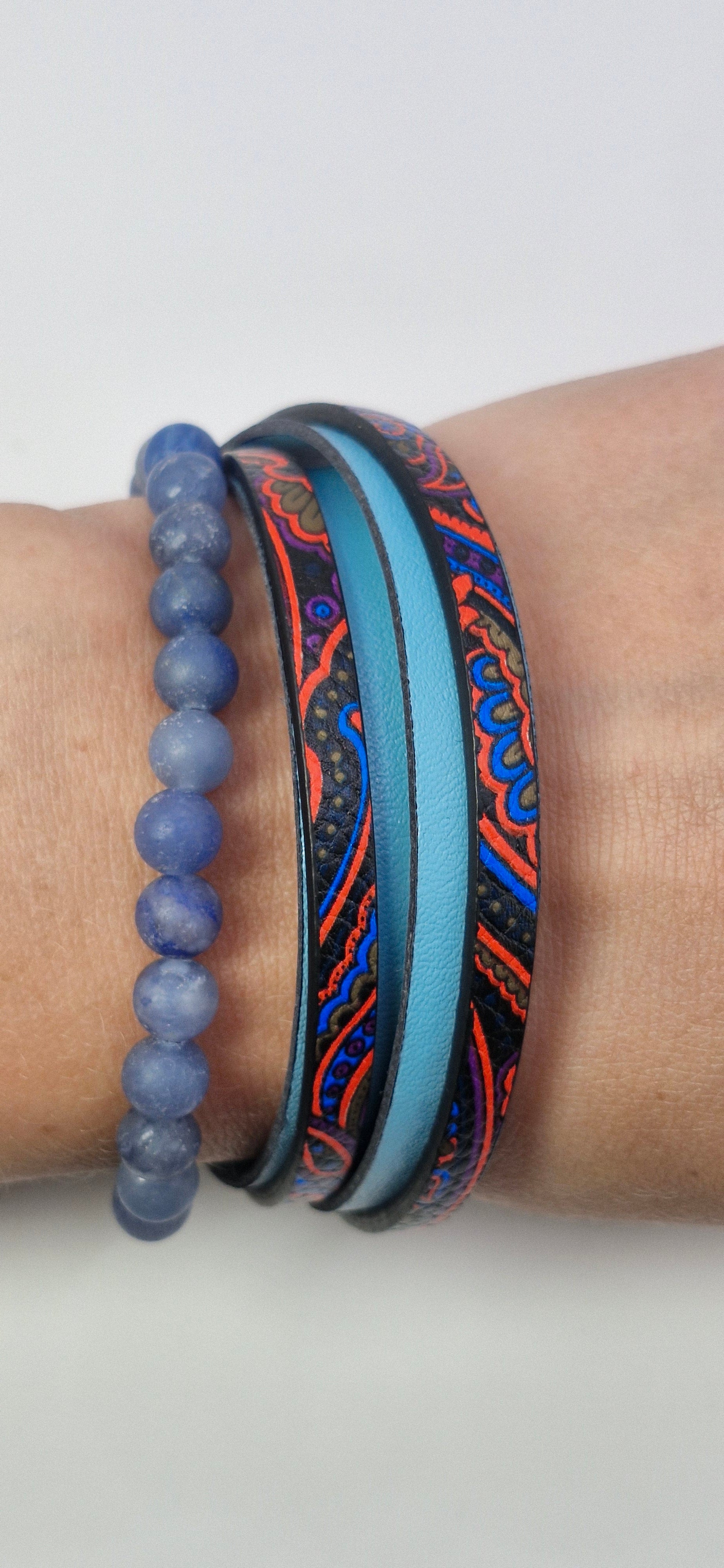 Zestaw „Electric Blue” — niebieskie kamienie + czarno-czerwony rzemień z turkusem