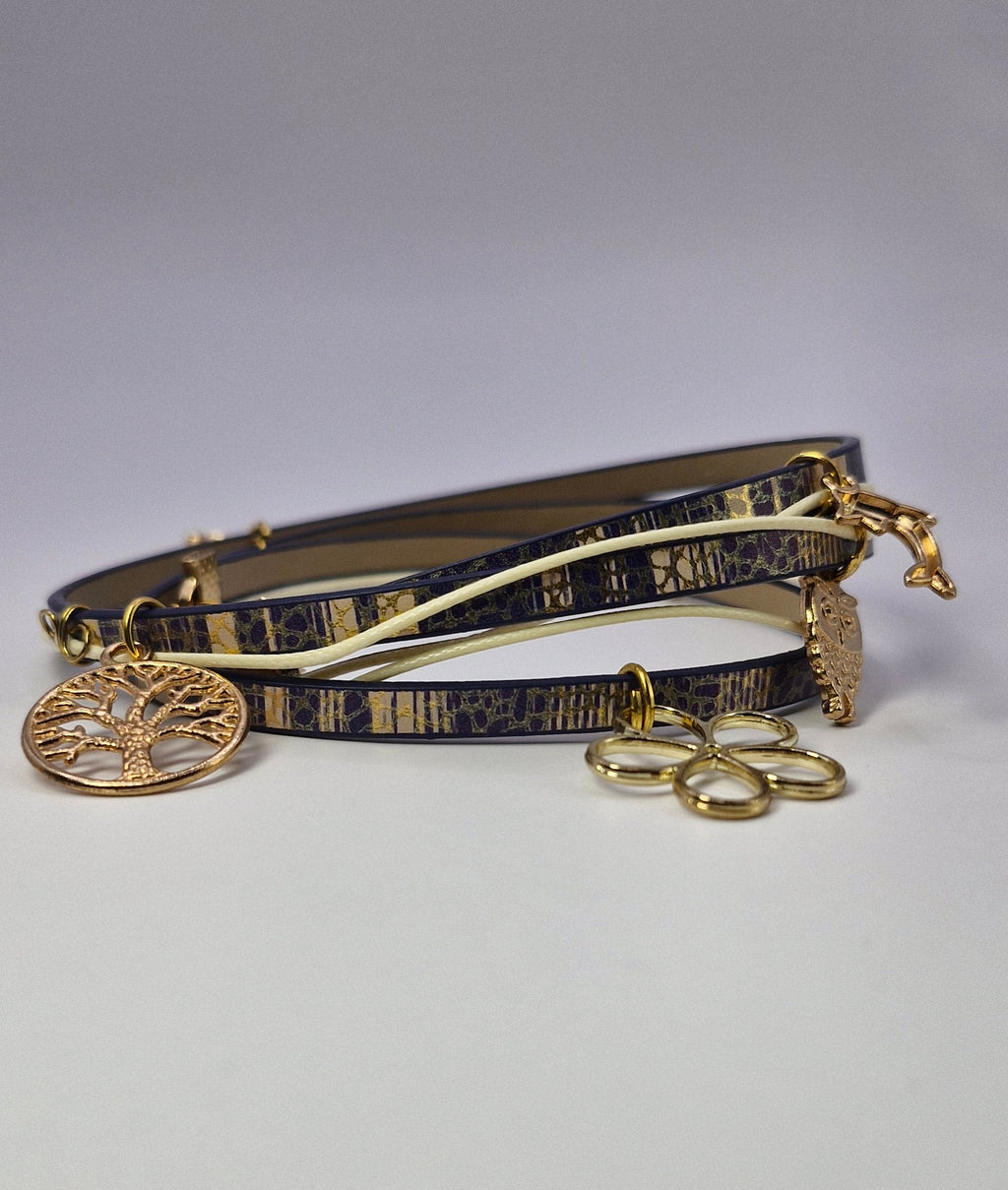 Bransoletka wrap „Indigo Charms” — granat ze złotymi zawieszkami