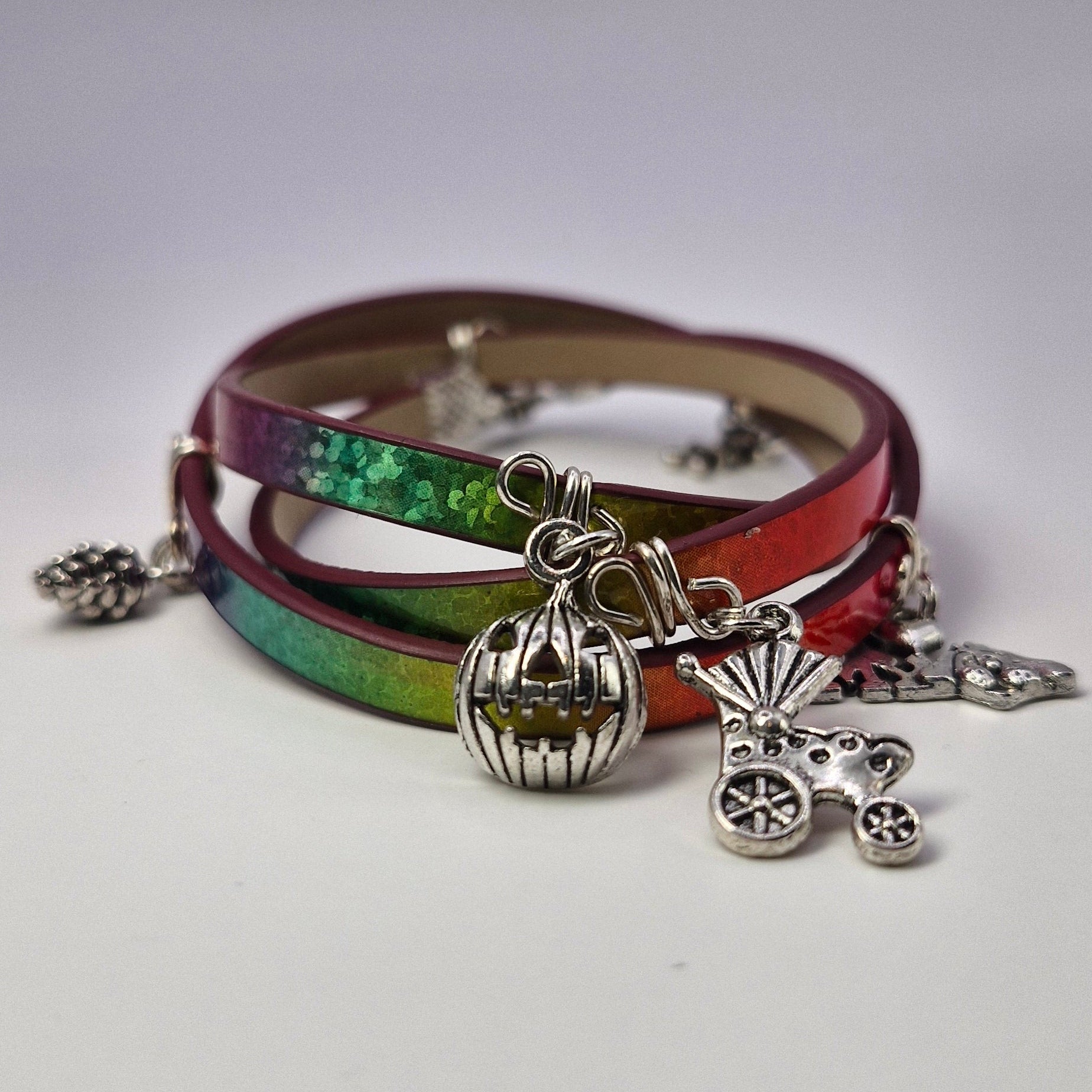 Bransoletka wrap „Neon Ombre Charms” — skóra eco + zawieszki