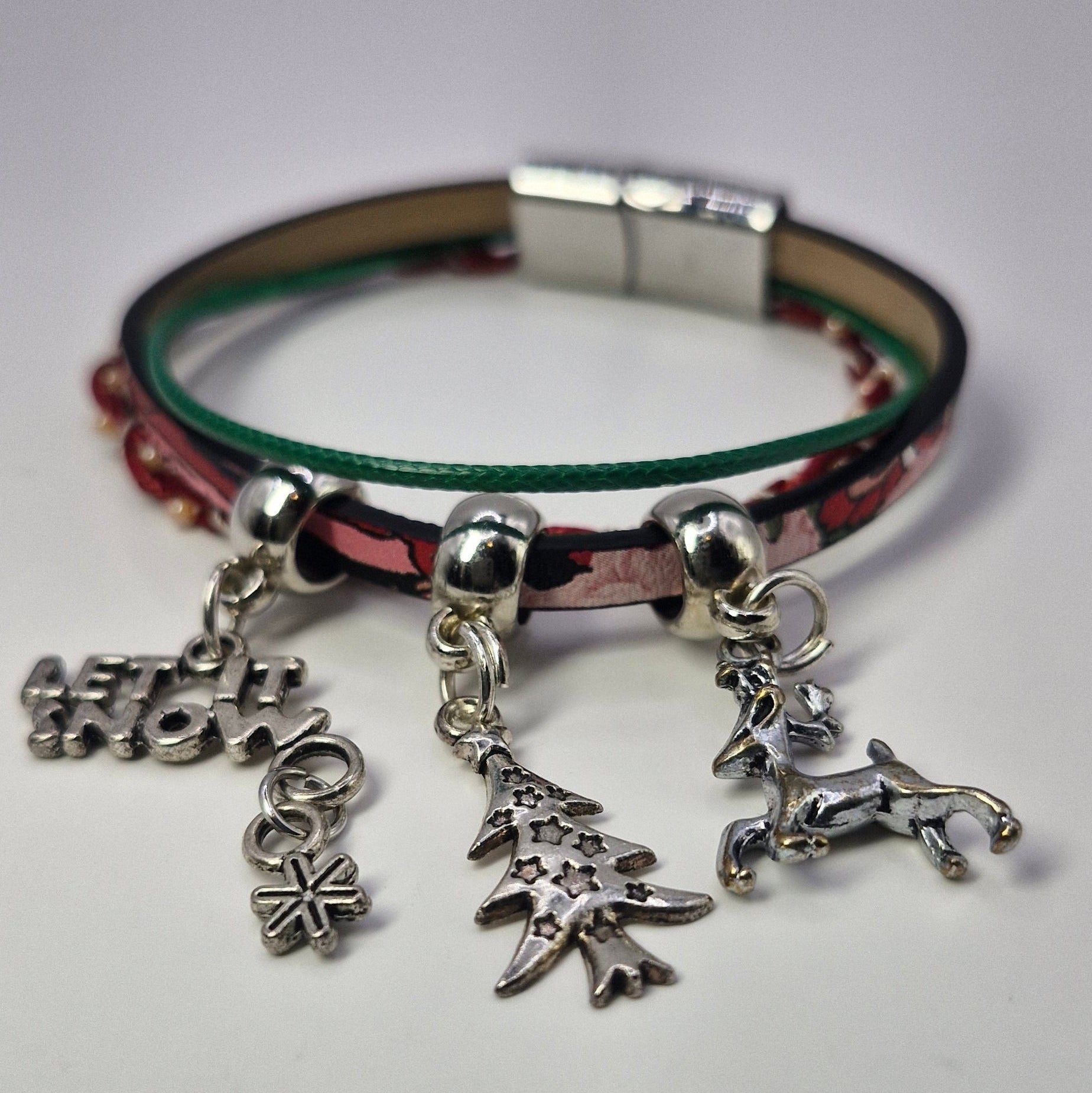 Bransoletka „Let It Snow” — świąteczna z charmsami