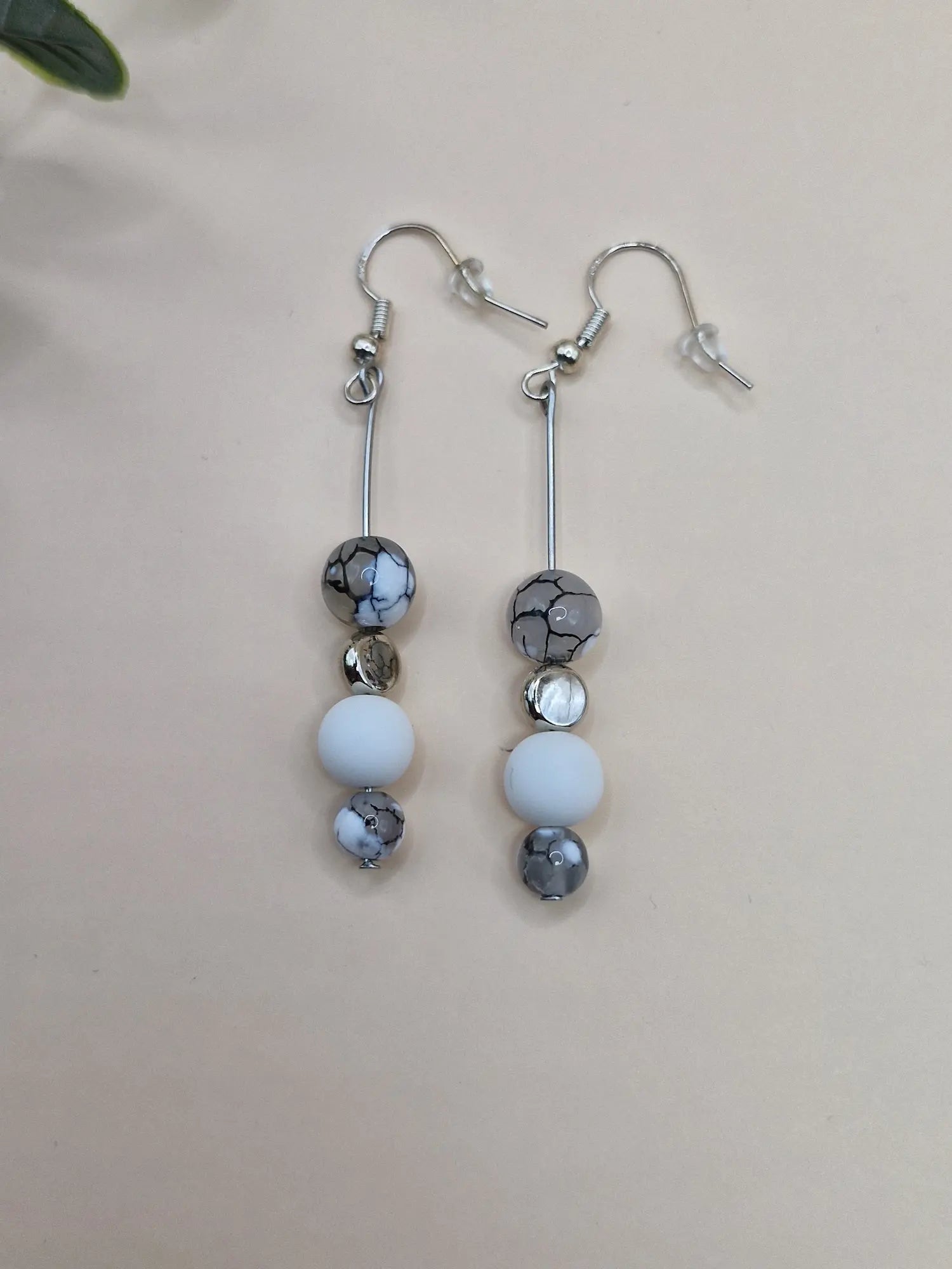Kolczyki z kamieni naturalnych szaro–białe (wiszące)