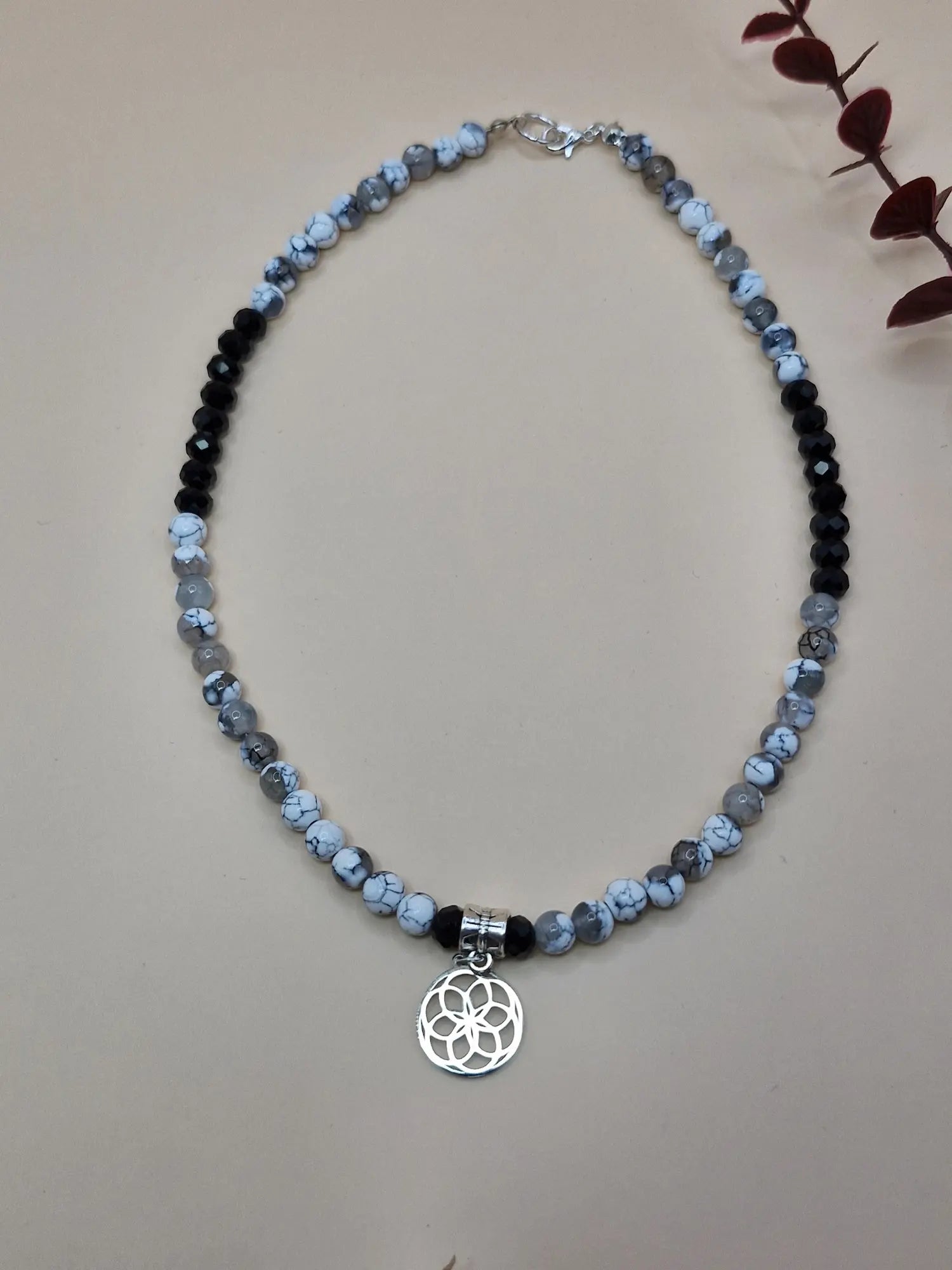 Naszyjnik z kamieni naturalnych czarno–biały z zawieszką (rozetka)