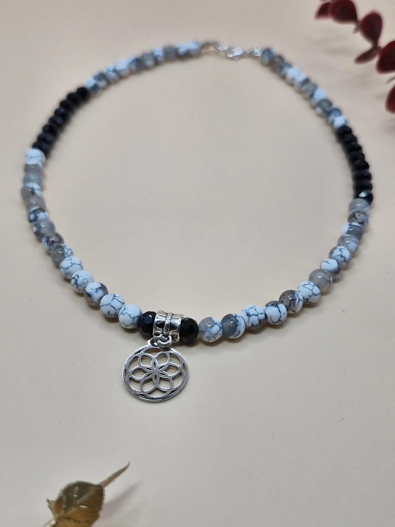 Naszyjnik z kamieni naturalnych czarno–biały z zawieszką (rozetka)