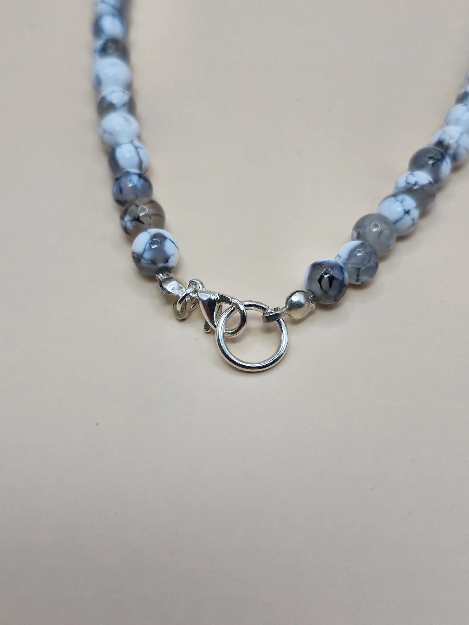 Naszyjnik z kamieni naturalnych czarno–biały z zawieszką (rozetka)