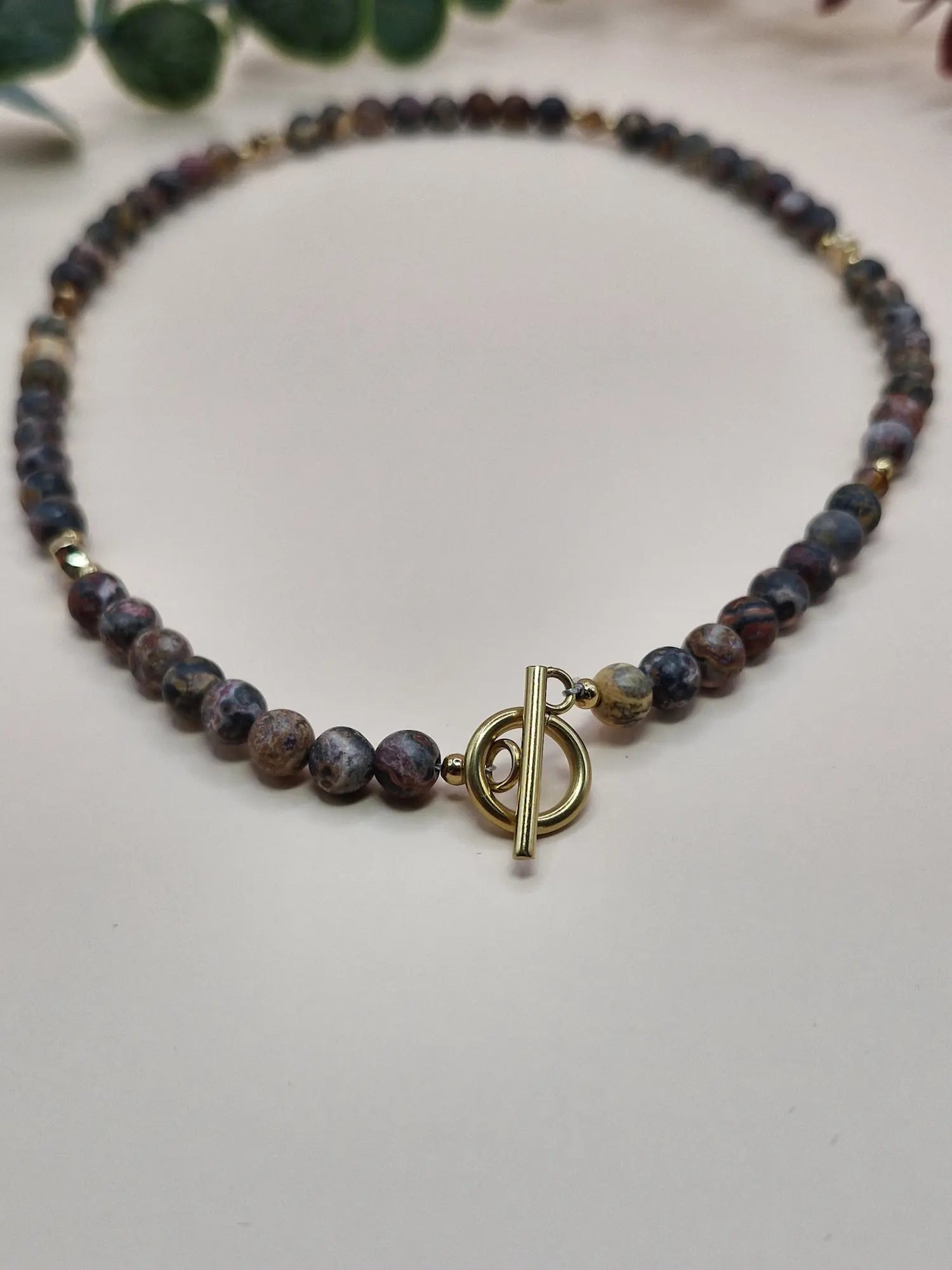 Naszyjnik z kamieni naturalnych multikolor (złote akcenty)