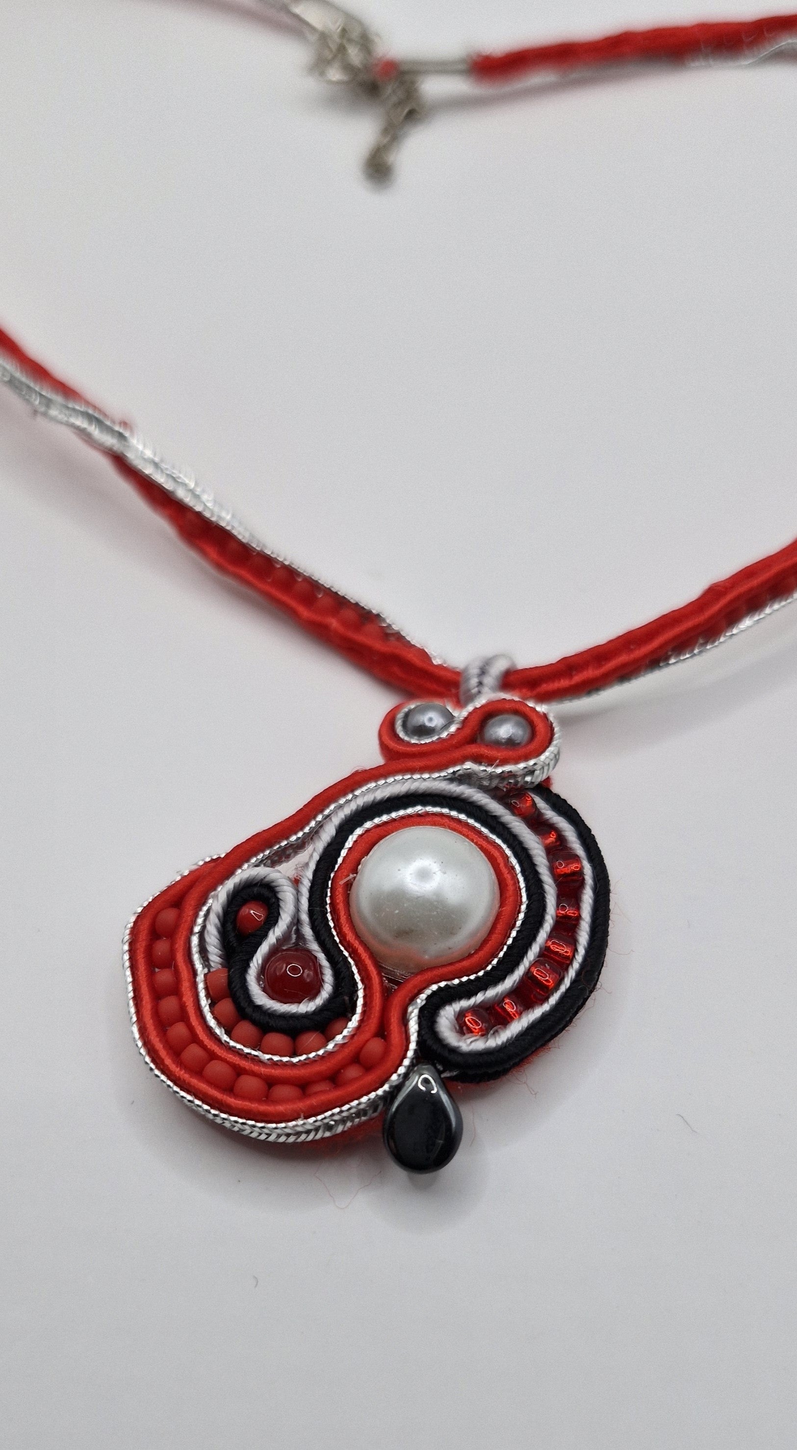 Naszyjnik sutasz „Red & Pearl Drop” — czerwono-srebrny