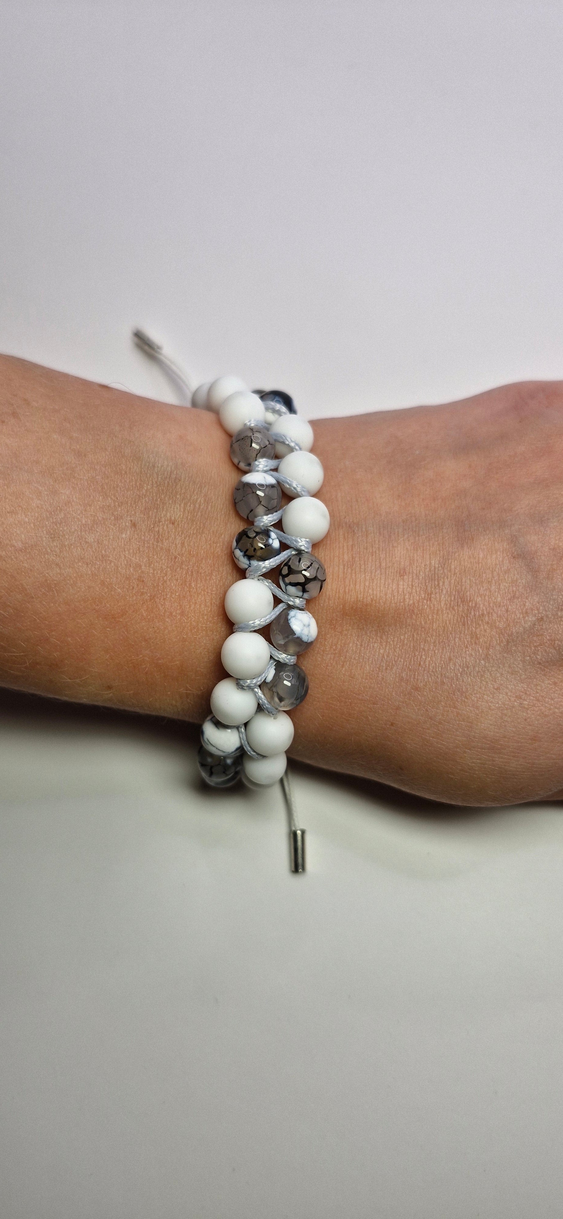 Bransoletka biało-szary miks — chłodna makrama