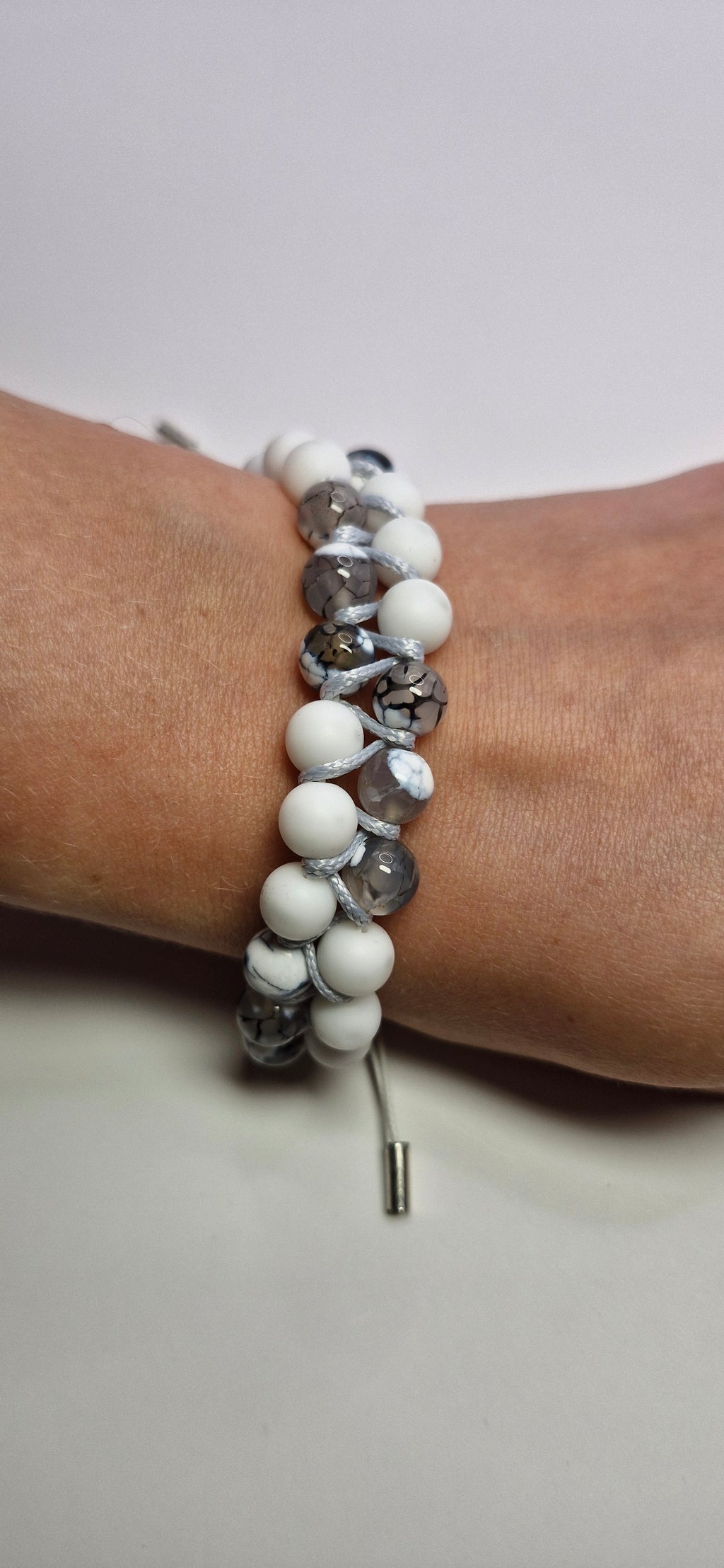 Bransoletka biało-szary miks — chłodna makrama