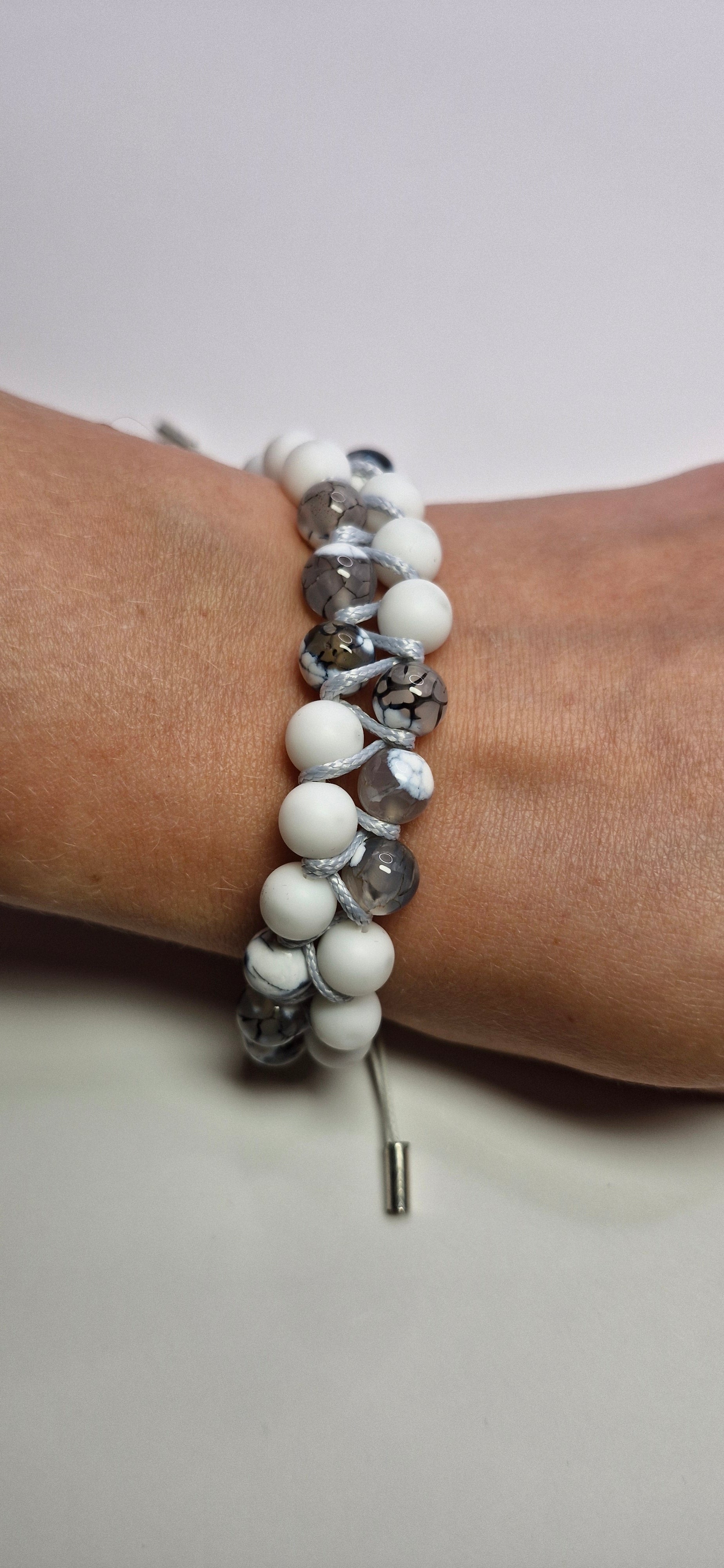 Bransoletka biało-szary miks — chłodna makrama