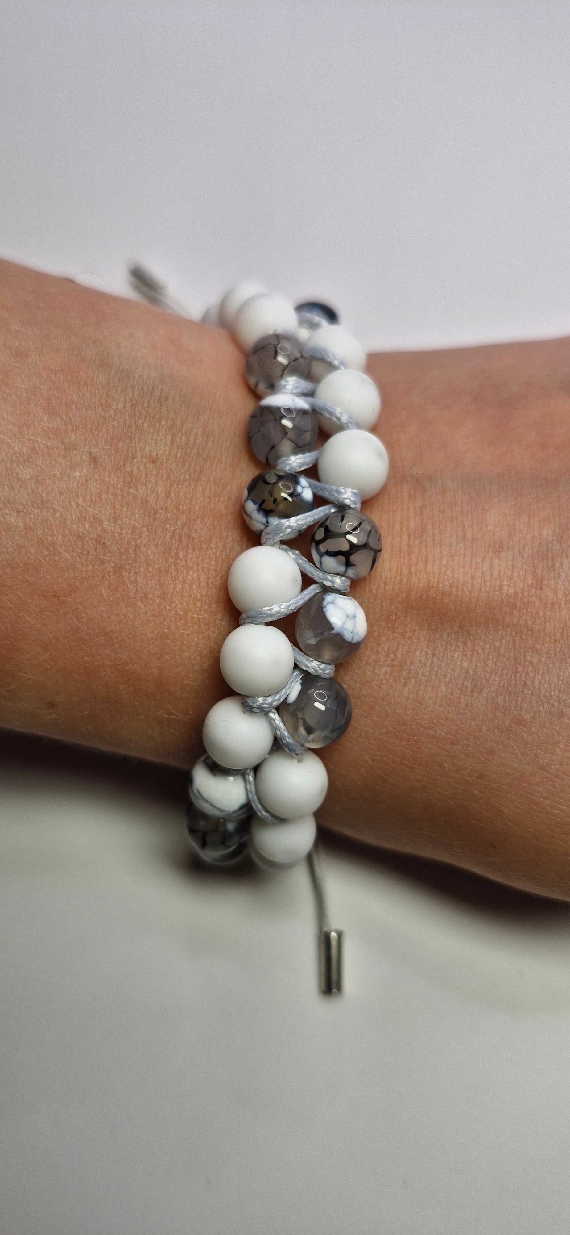 Bransoletka biało-szary miks — chłodna makrama