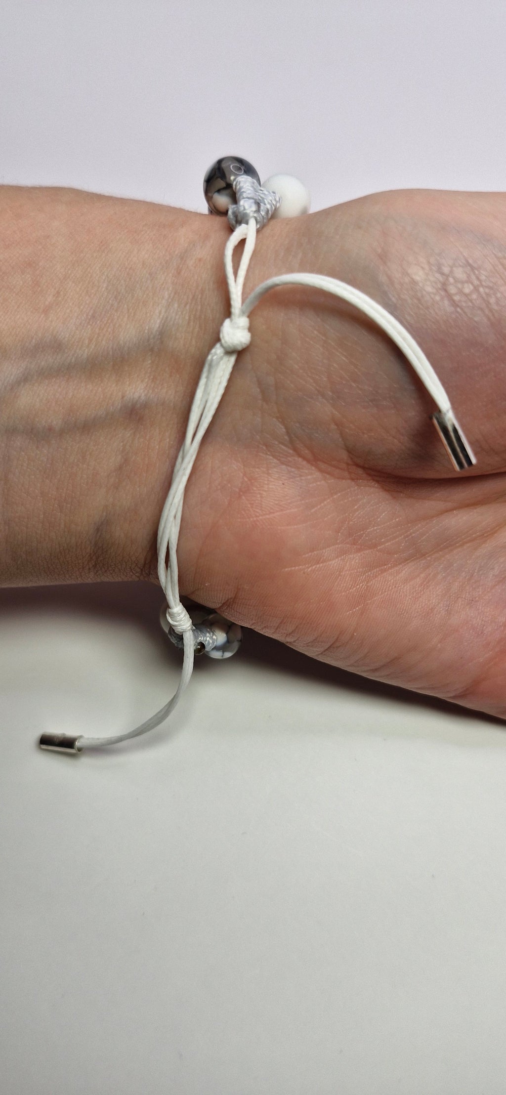 Bransoletka biało-szary miks — chłodna makrama