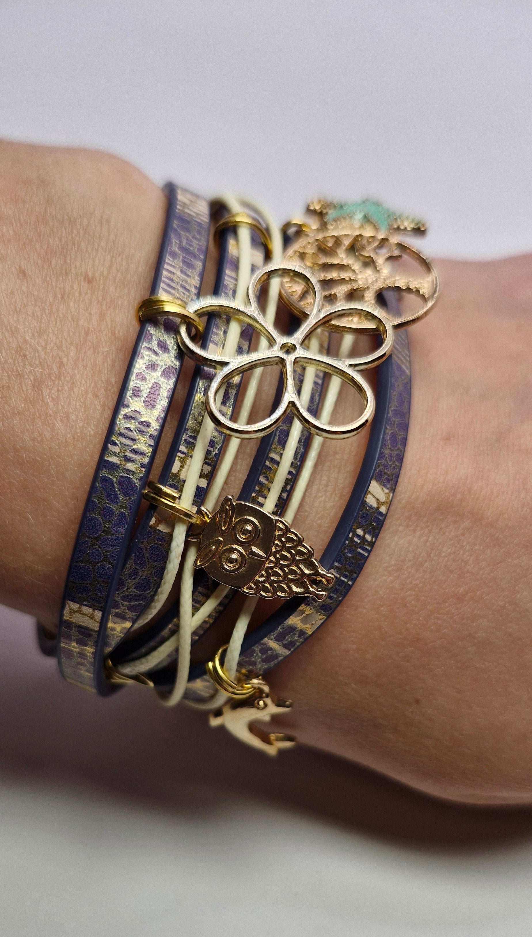 Bransoletka wrap „Indigo Charms” — granat ze złotymi zawieszkami