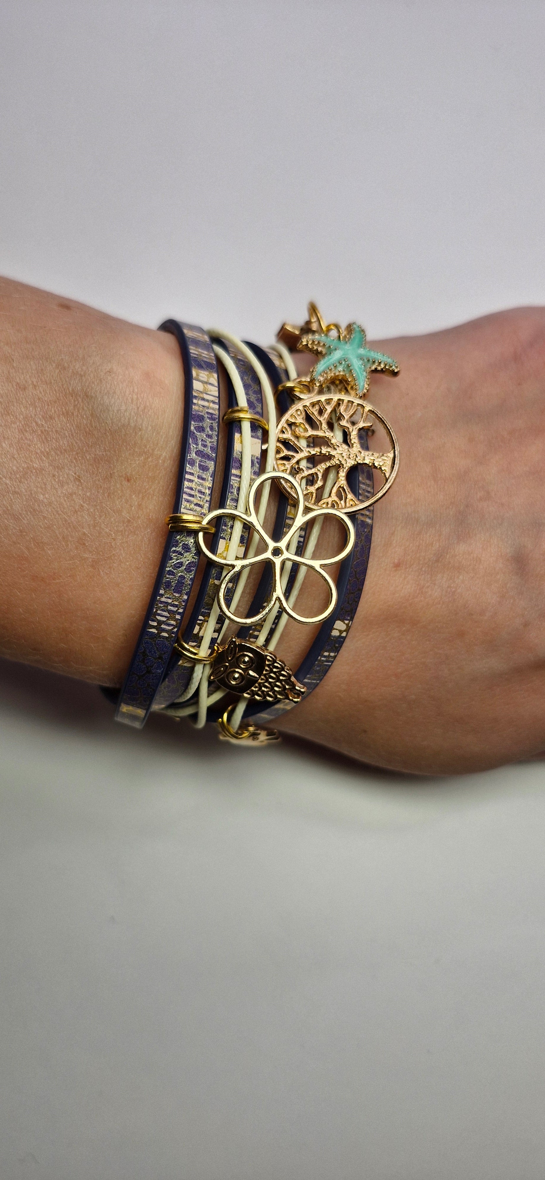 Bransoletka wrap „Indigo Charms” — granat ze złotymi zawieszkami