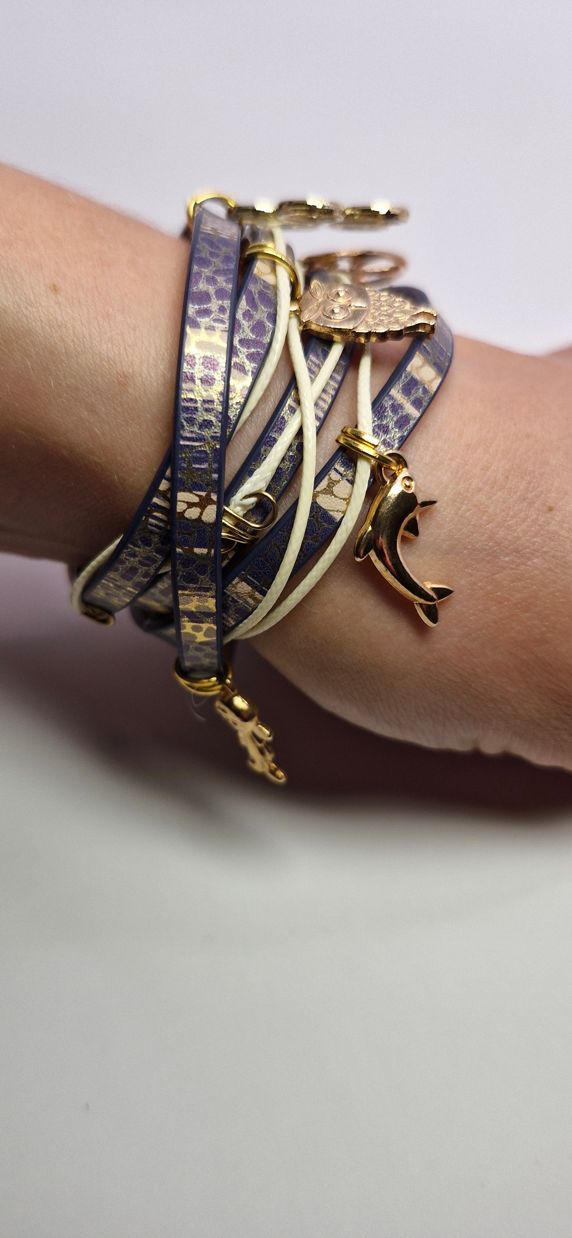 Bransoletka wrap „Indigo Charms” — granat ze złotymi zawieszkami