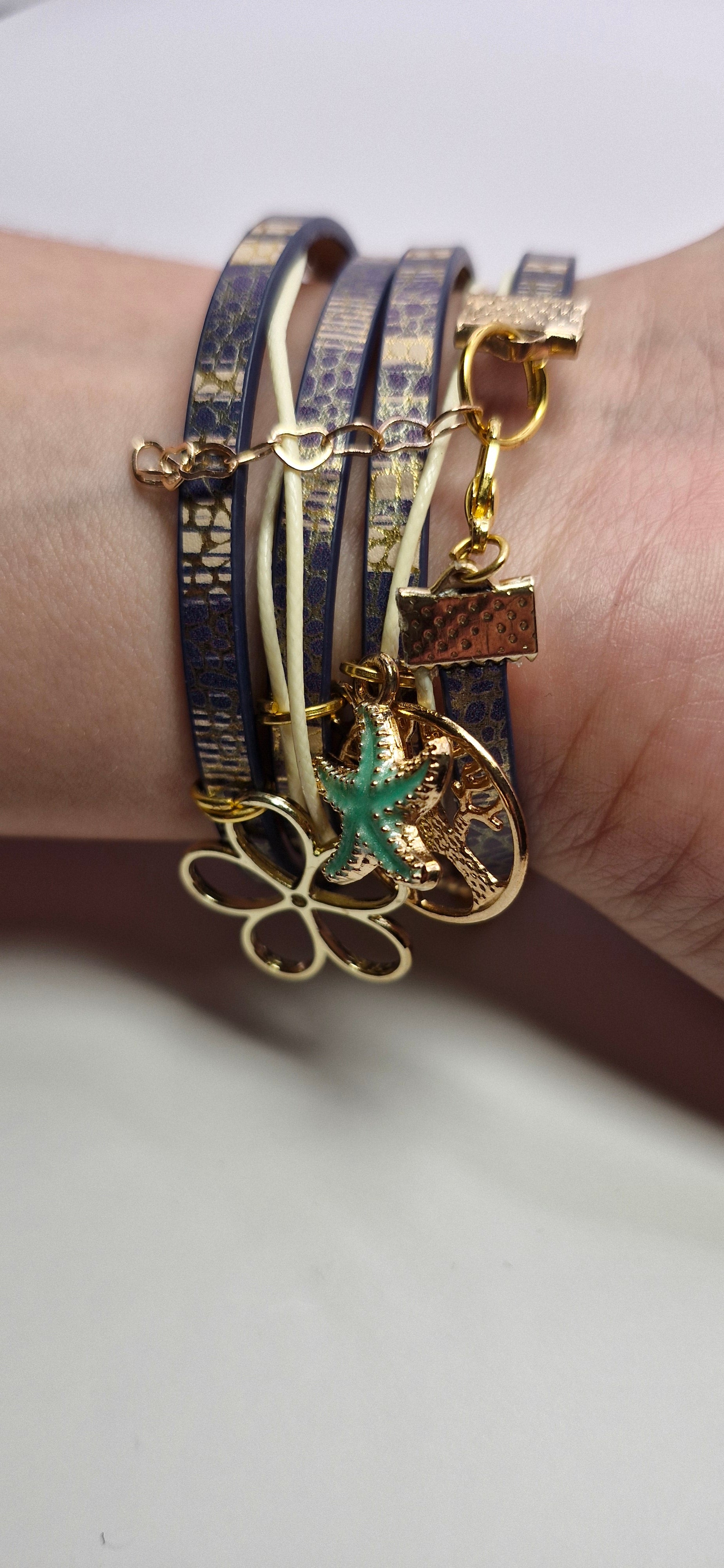 Bransoletka wrap „Indigo Charms” — granat ze złotymi zawieszkami