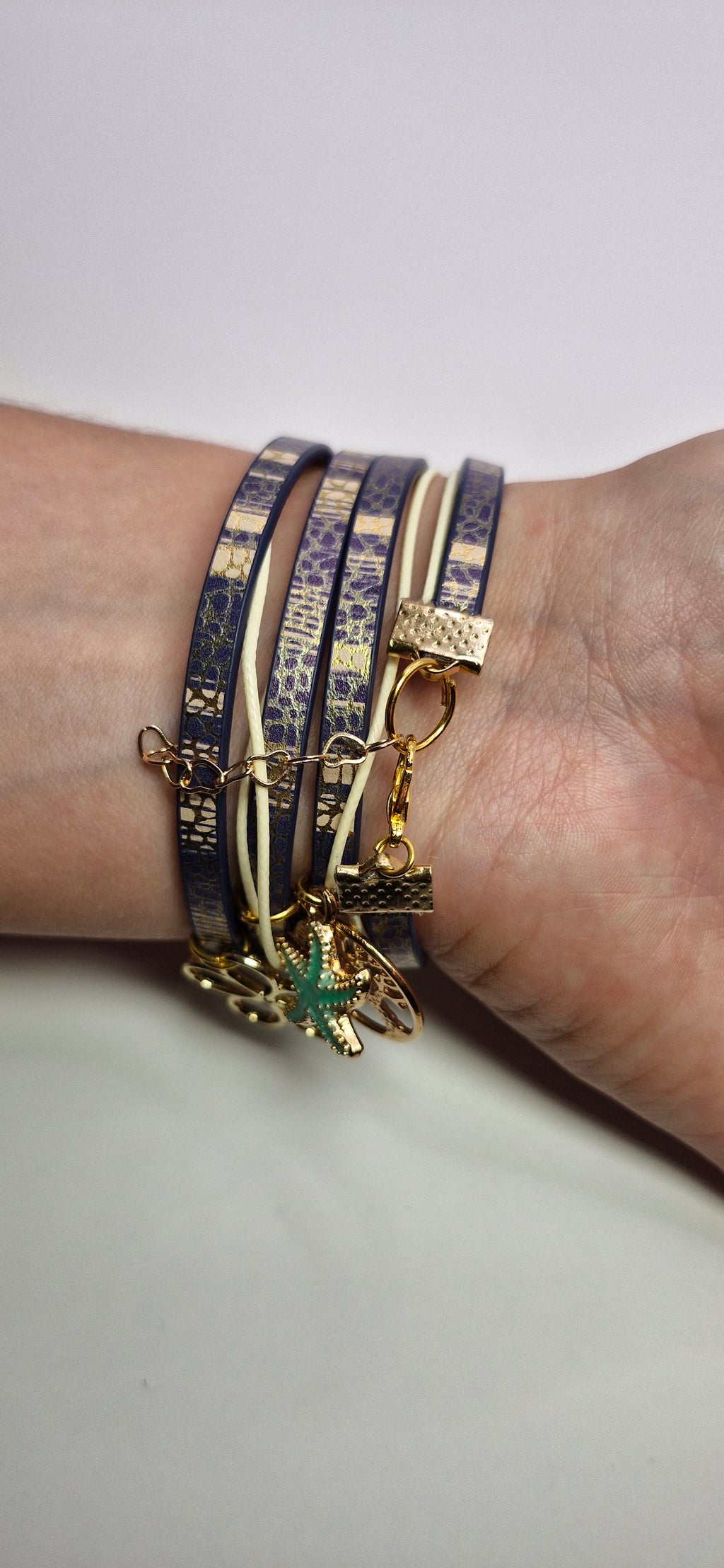 Bransoletka wrap „Indigo Charms” — granat ze złotymi zawieszkami