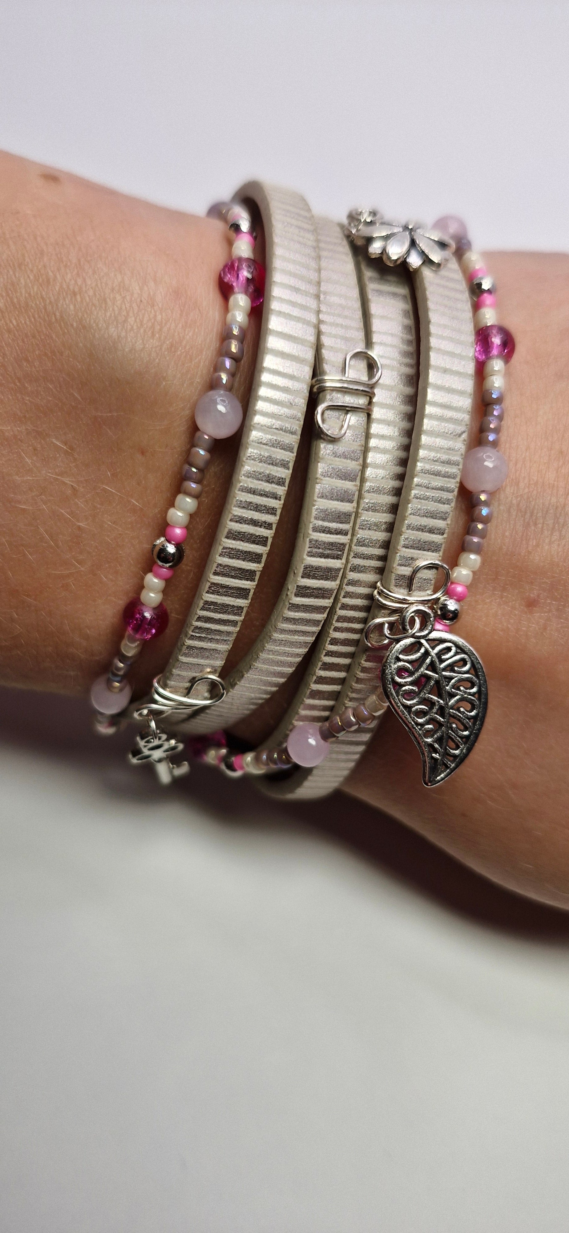 Bransoletka „Silver & Blush Charms” — kremowe pasy z różowym akcentem