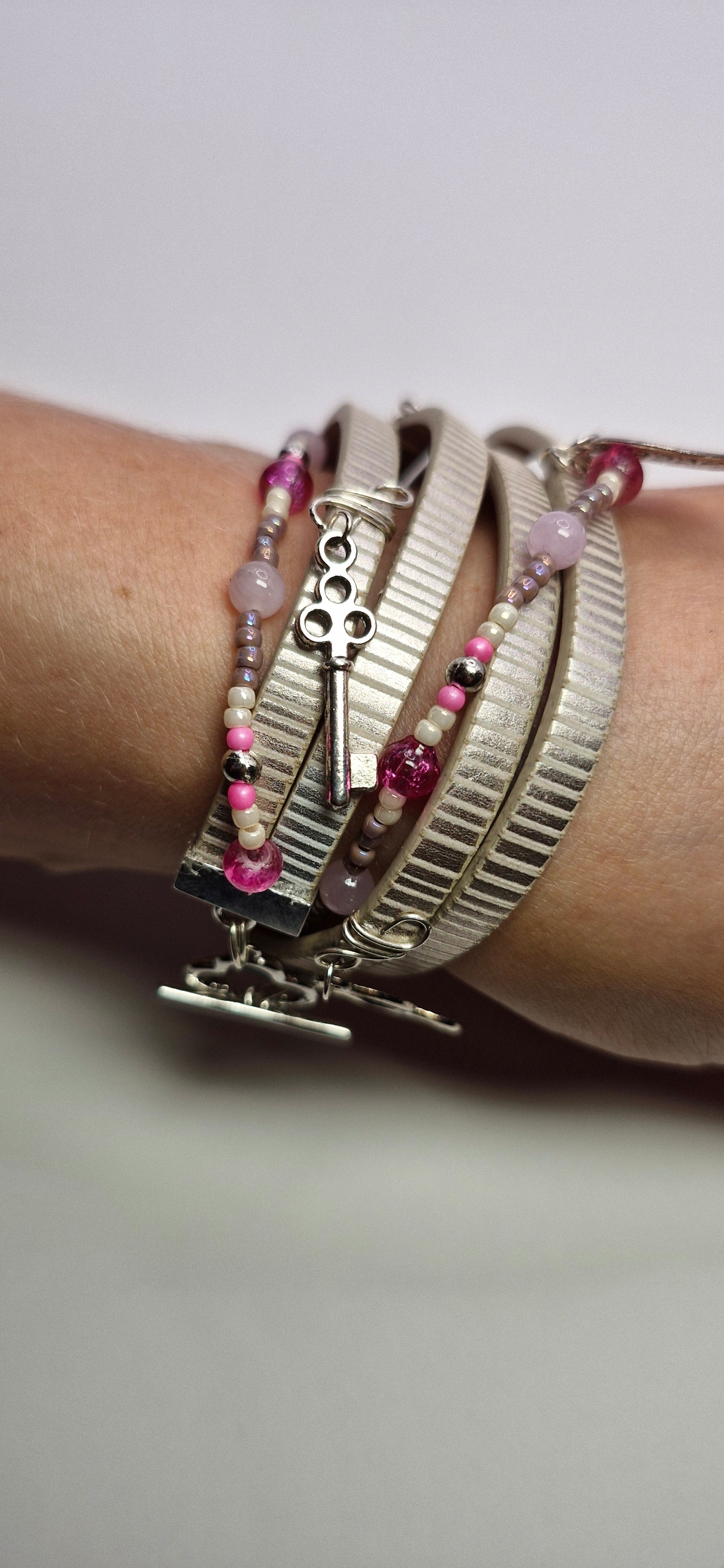 Bransoletka „Silver & Blush Charms” — kremowe pasy z różowym akcentem