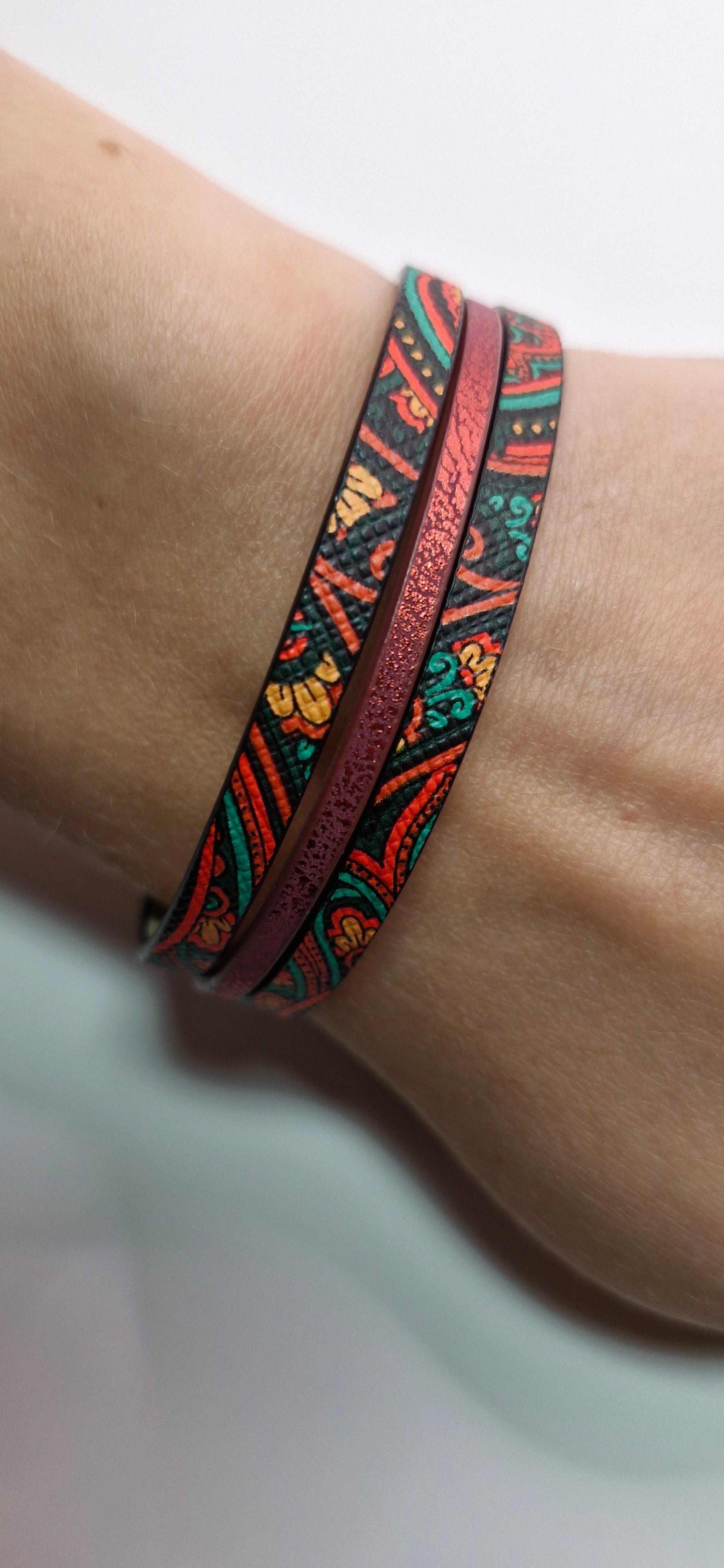 Bransoletka ze skóry eko „Boho Ruby Lines” — bordowy połysk i ornament