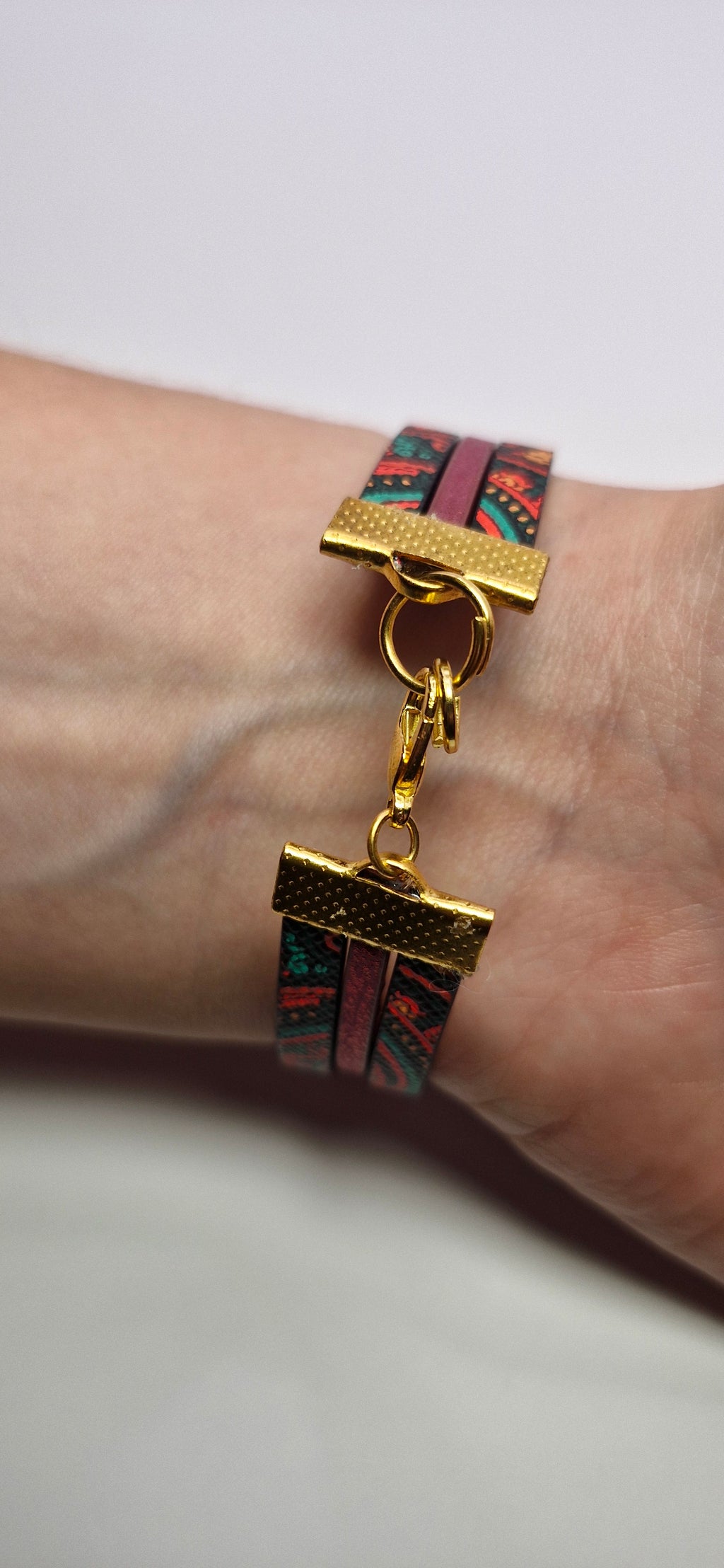 Bransoletka ze skóry eko „Boho Ruby Lines” — bordowy połysk i ornament