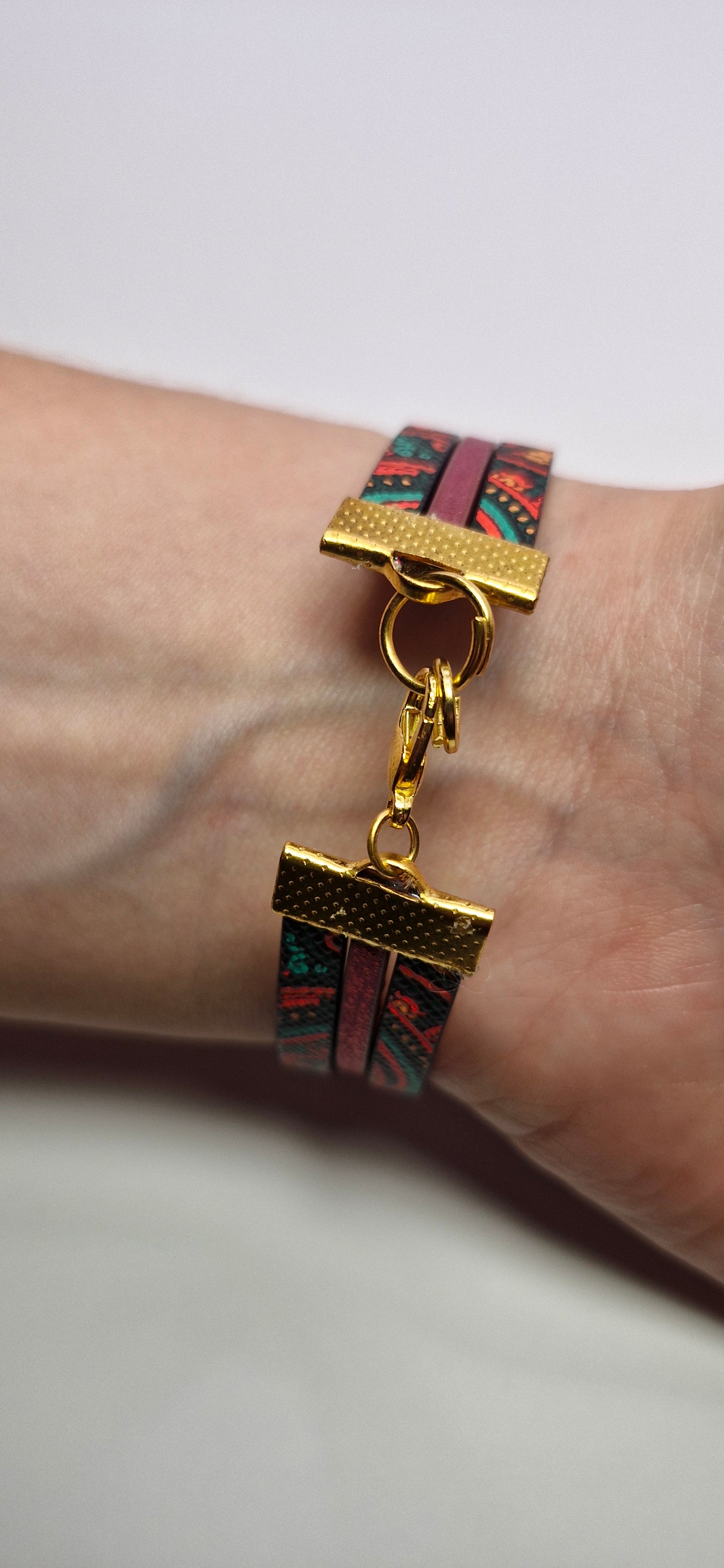 Bransoletka ze skóry eko „Boho Ruby Lines” — bordowy połysk i ornament