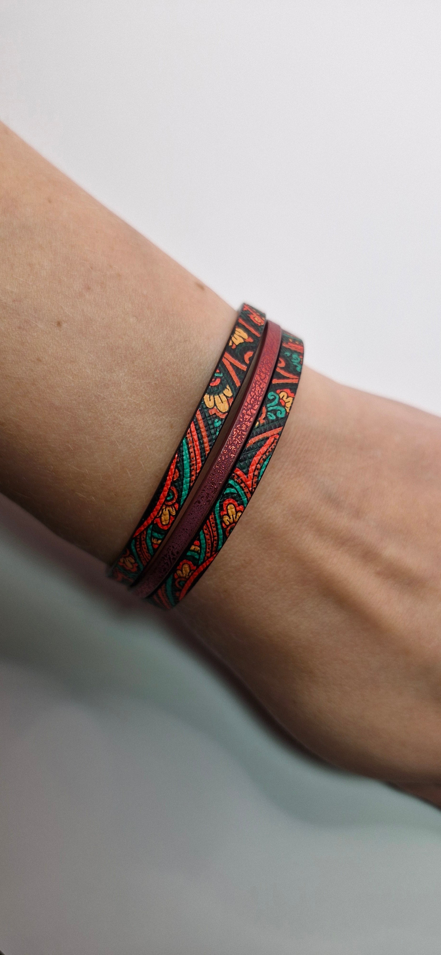 Bransoletka ze skóry eko „Boho Ruby Lines” — bordowy połysk i ornament