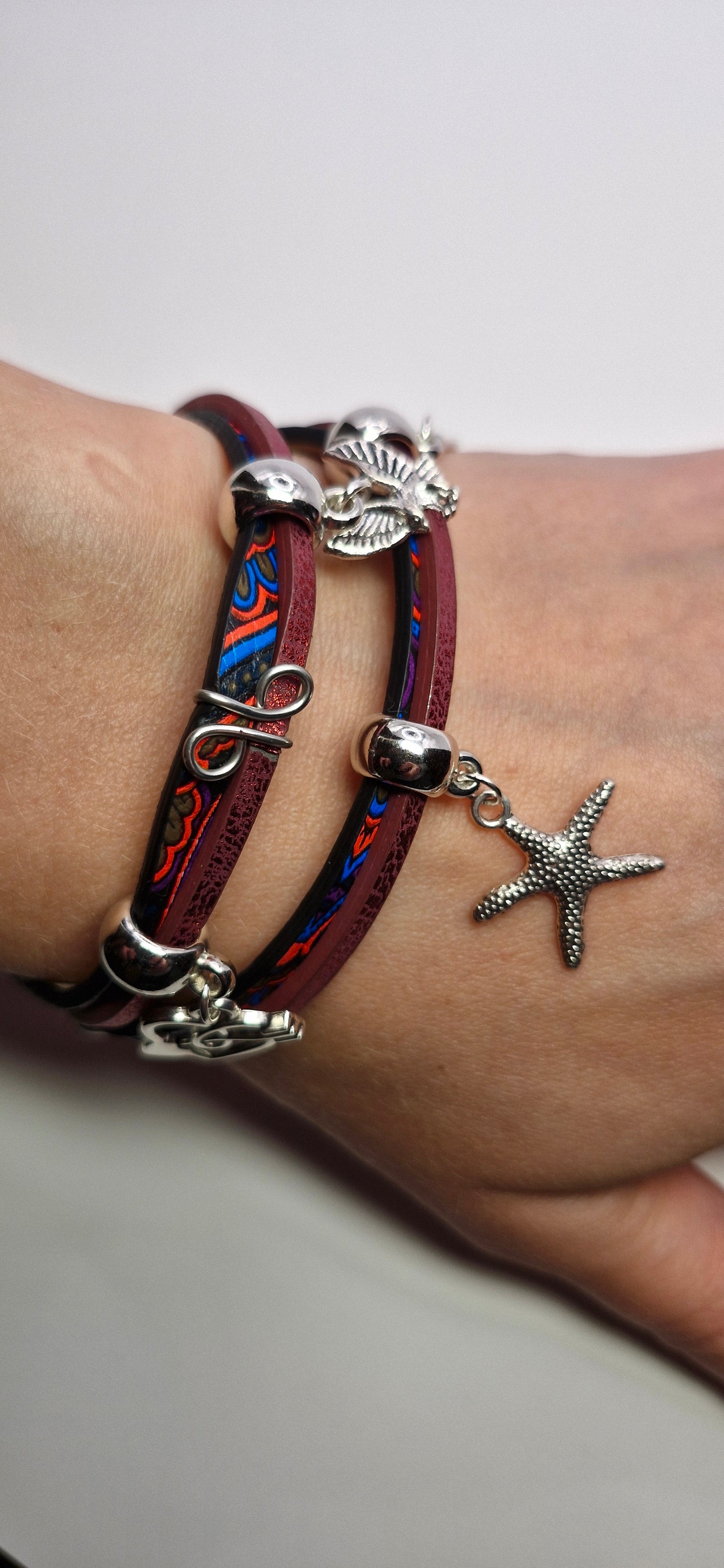 Bransoletka wrap „Burgund Charms” — skóra eco + zawieszki