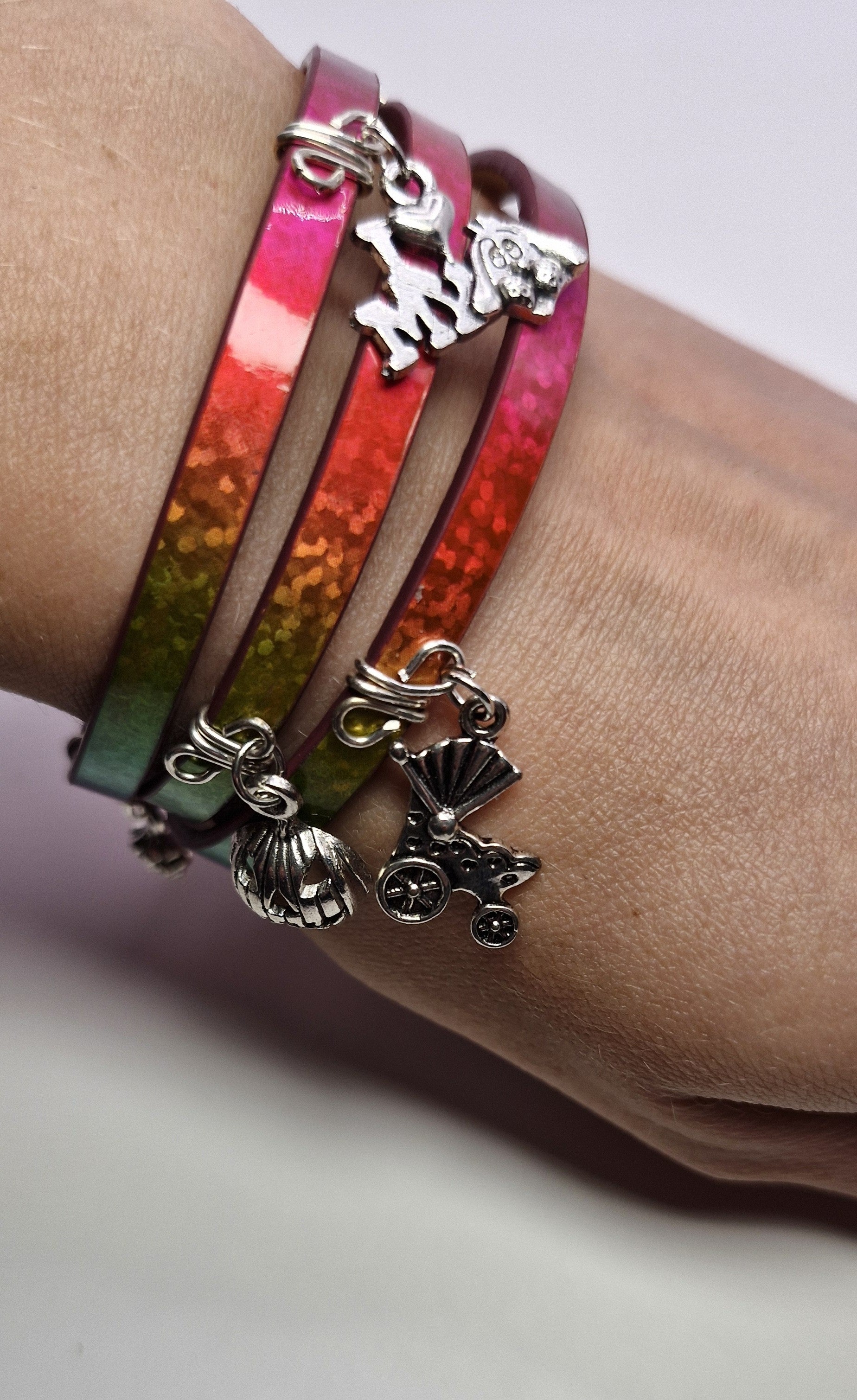 Bransoletka wrap „Neon Ombre Charms” — skóra eco + zawieszki