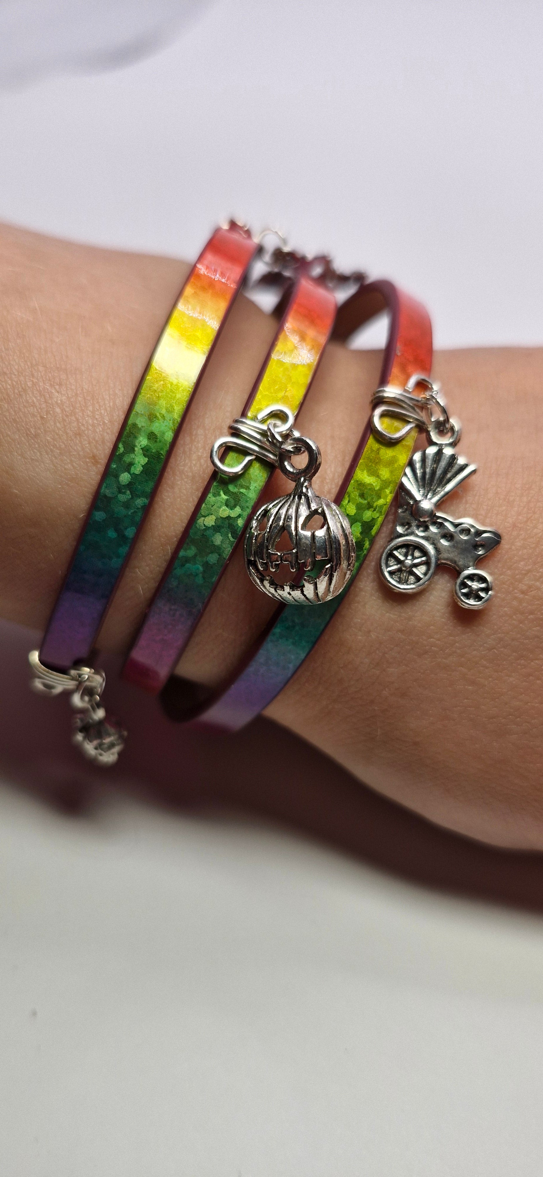 Bransoletka wrap „Neon Ombre Charms” — skóra eco + zawieszki