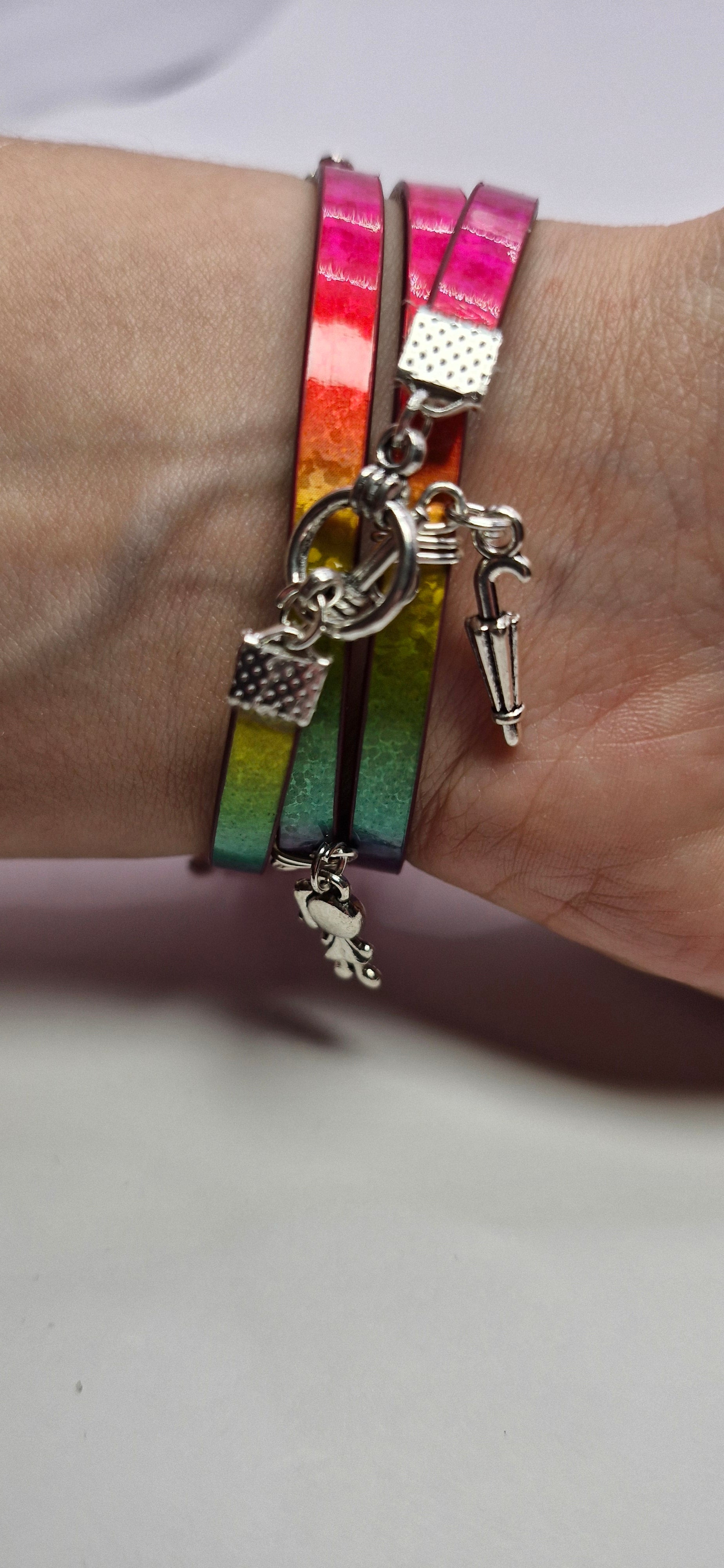 Bransoletka wrap „Neon Ombre Charms” — skóra eco + zawieszki