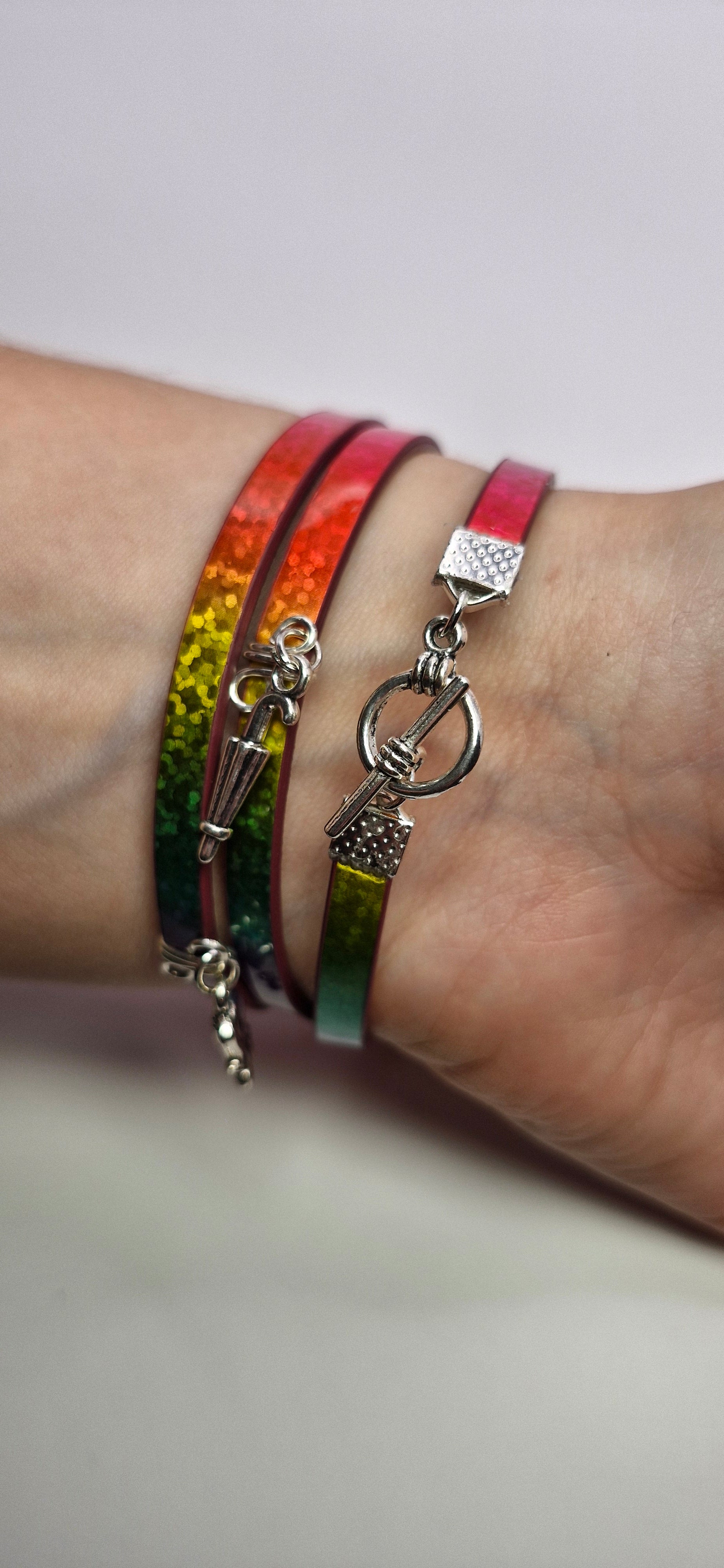 Bransoletka wrap „Neon Ombre Charms” — skóra eco + zawieszki