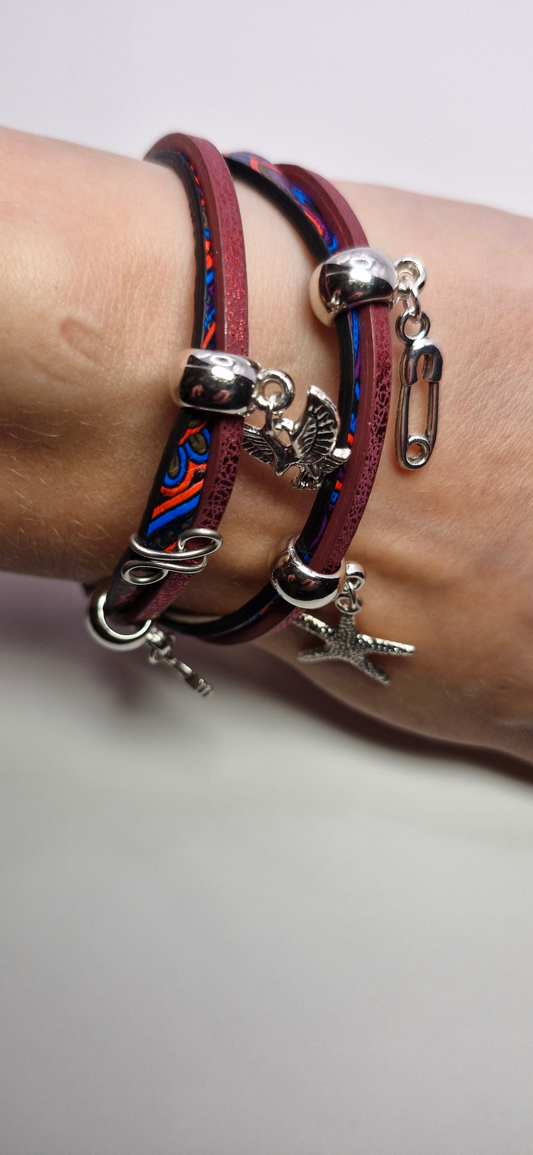 Bransoletka wrap „Burgund Charms” — skóra eco + zawieszki