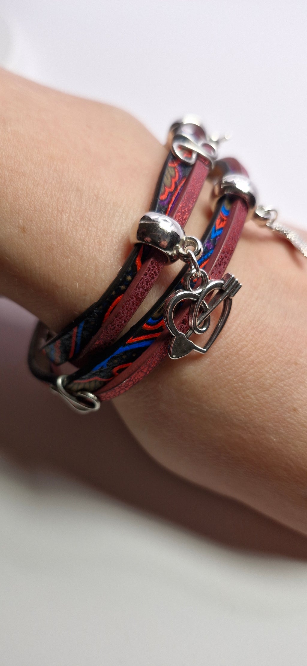 Bransoletka wrap „Burgund Charms” — skóra eco + zawieszki