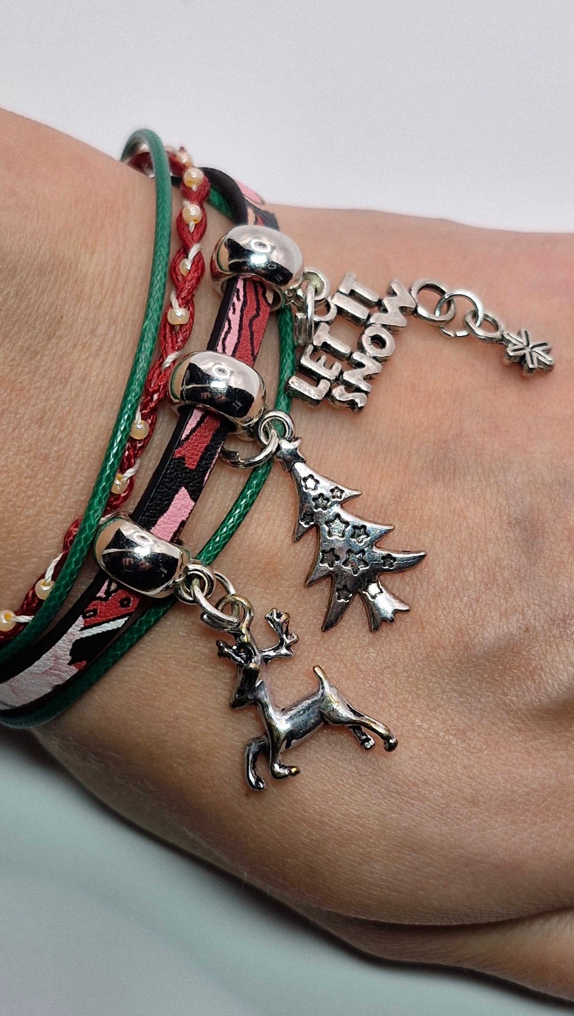 Bransoletka „Let It Snow” — świąteczna z charmsami