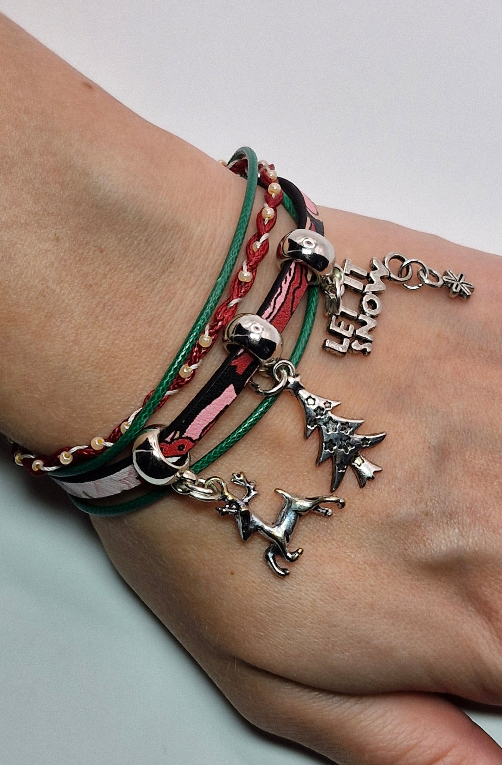 Bransoletka „Let It Snow” — świąteczna z charmsami