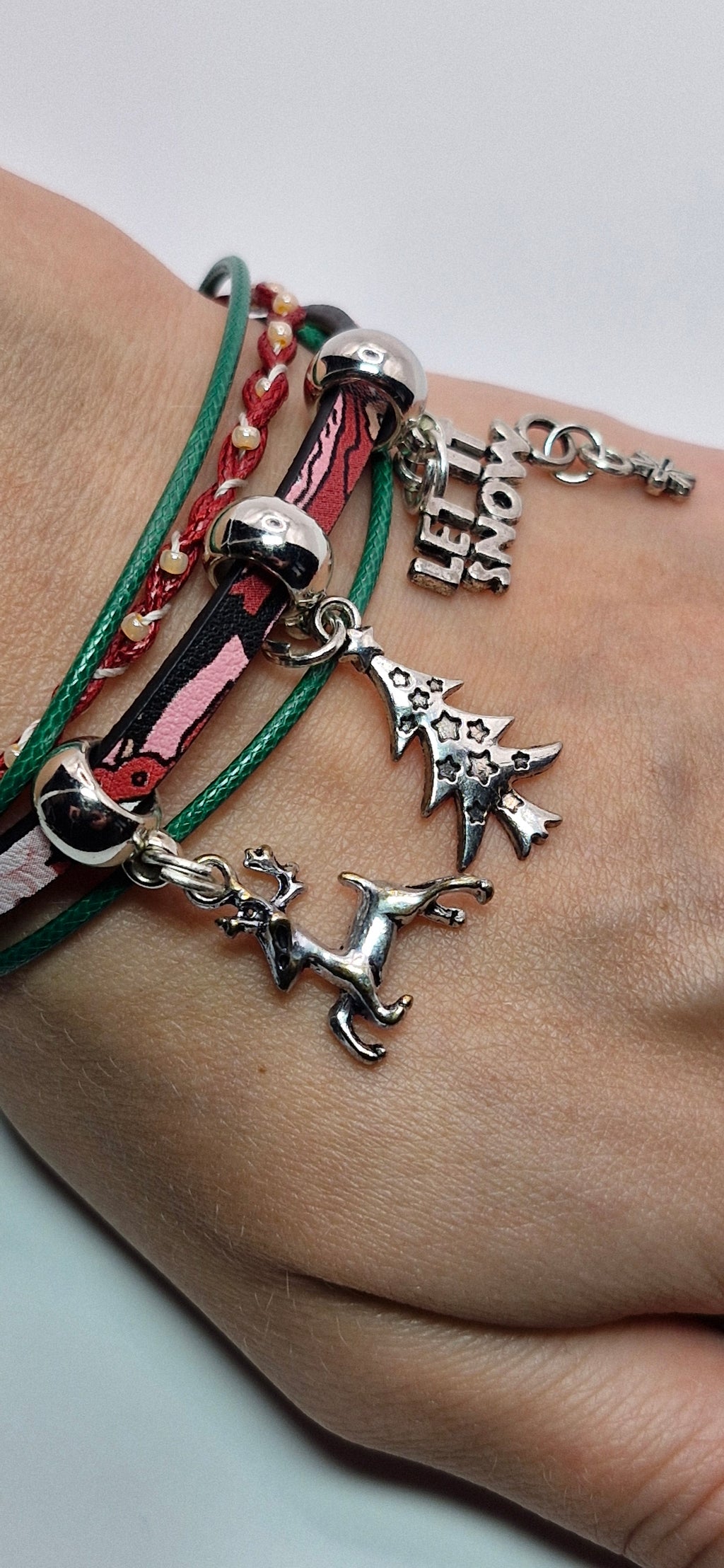 Bransoletka „Let It Snow” — świąteczna z charmsami