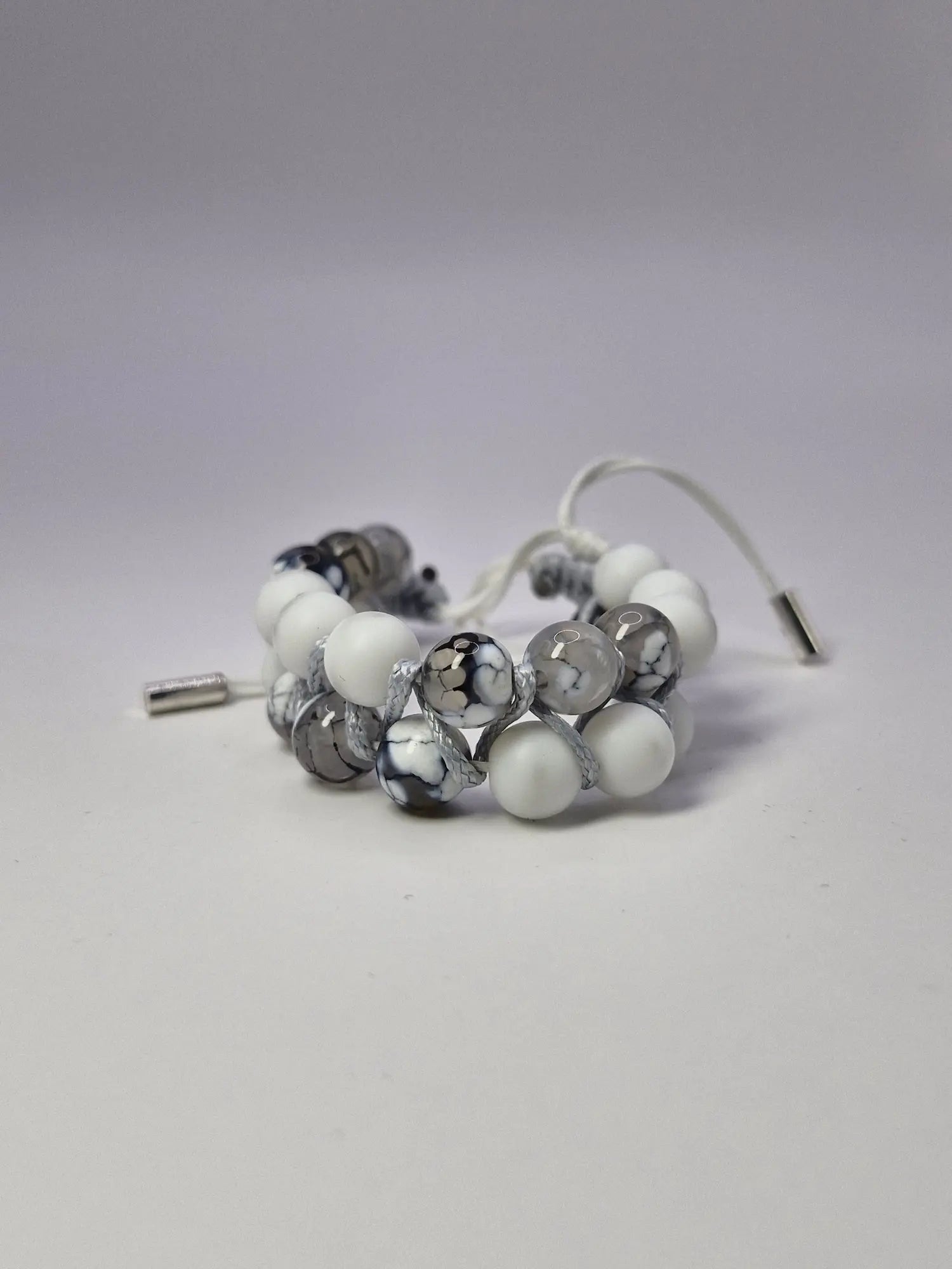 Bransoletka biało-szary miks — chłodna makrama