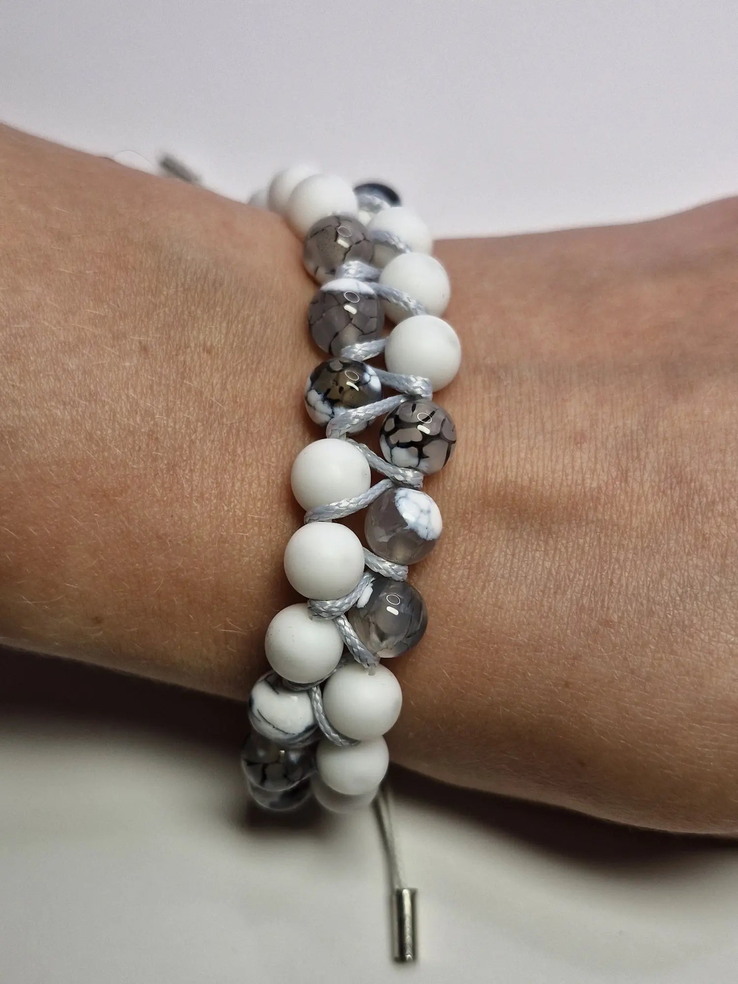 Bransoletka biało-szary miks — chłodna makrama