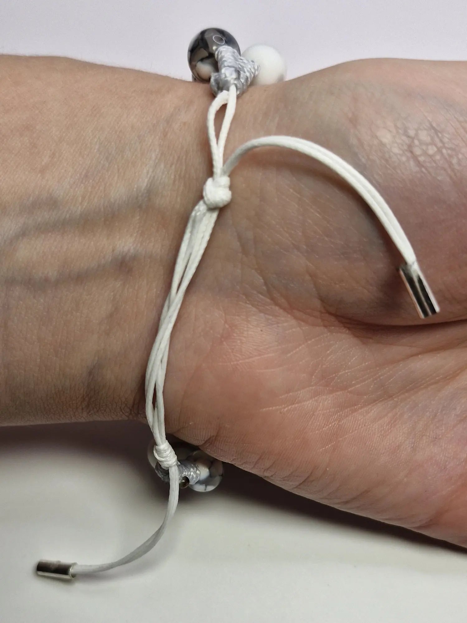 Bransoletka biało-szary miks — chłodna makrama