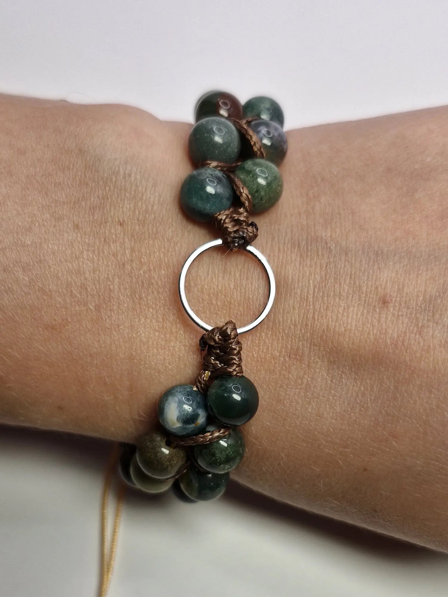 Bransoletka Zieleń z kołem — makrama z centralnym pierścieniem