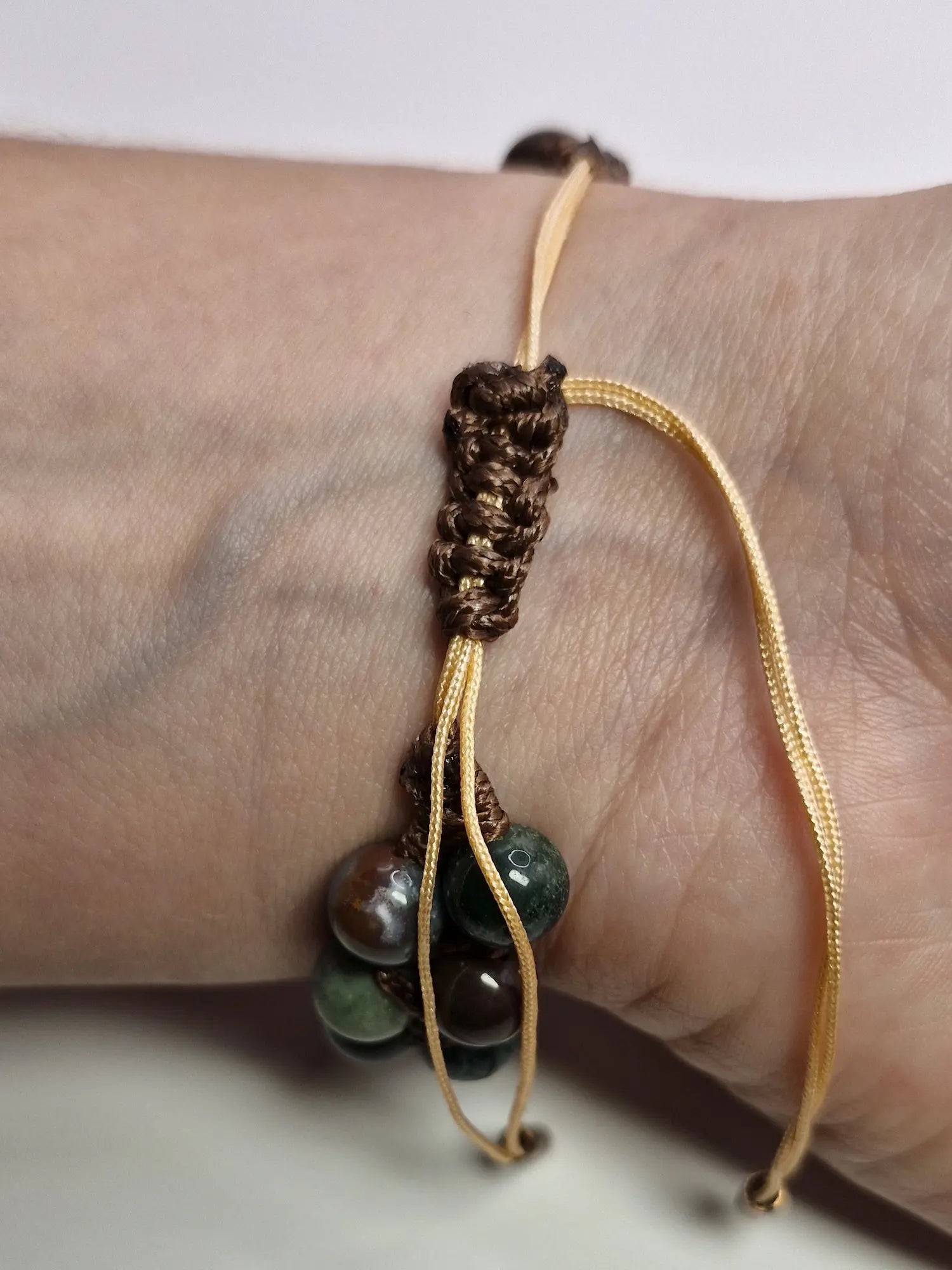 Bransoletka Zieleń z kołem — makrama z centralnym pierścieniem