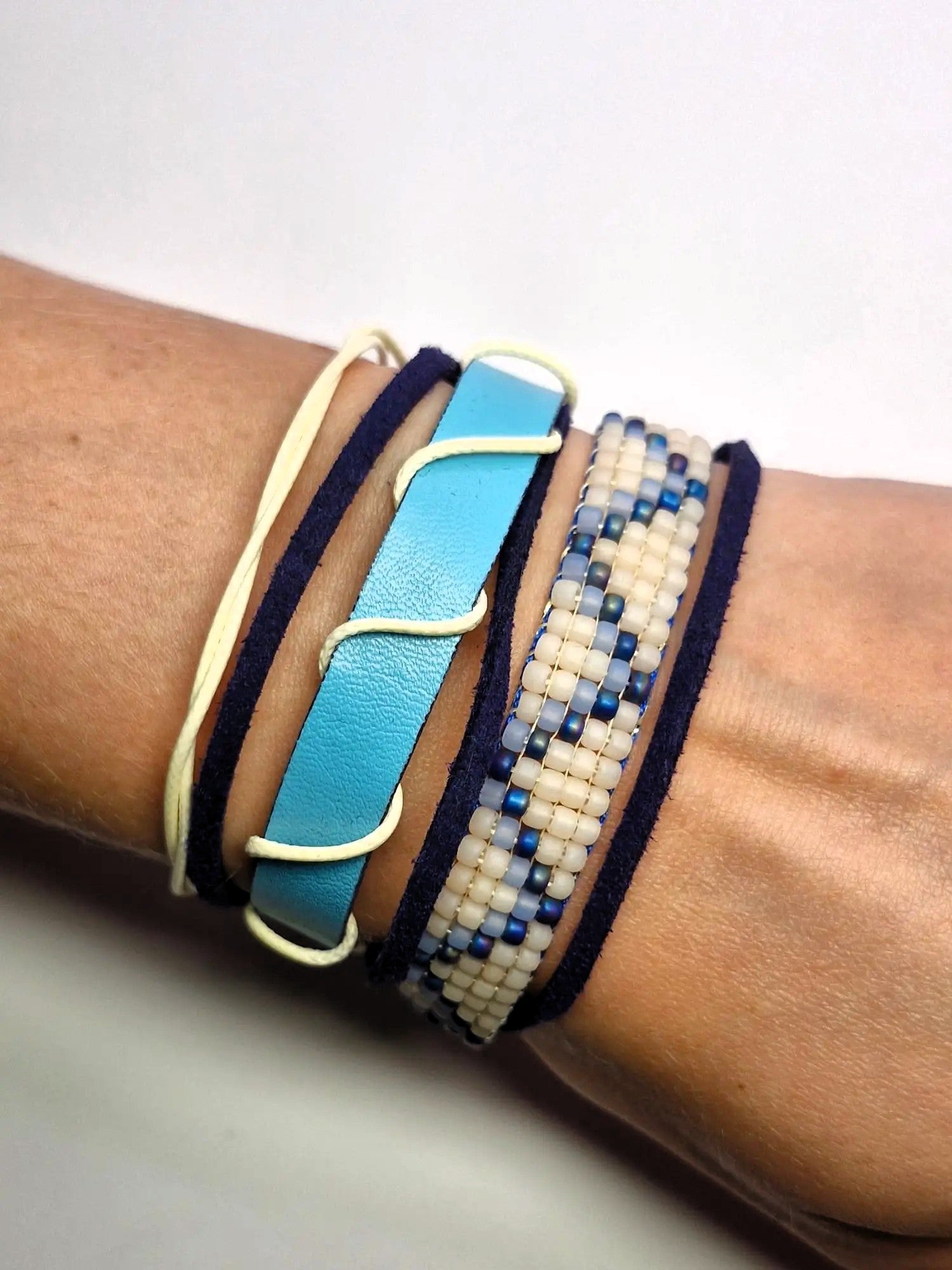 Bransoletka wielopaskowa BOHO – turkus + granat + koraliki (handmade)