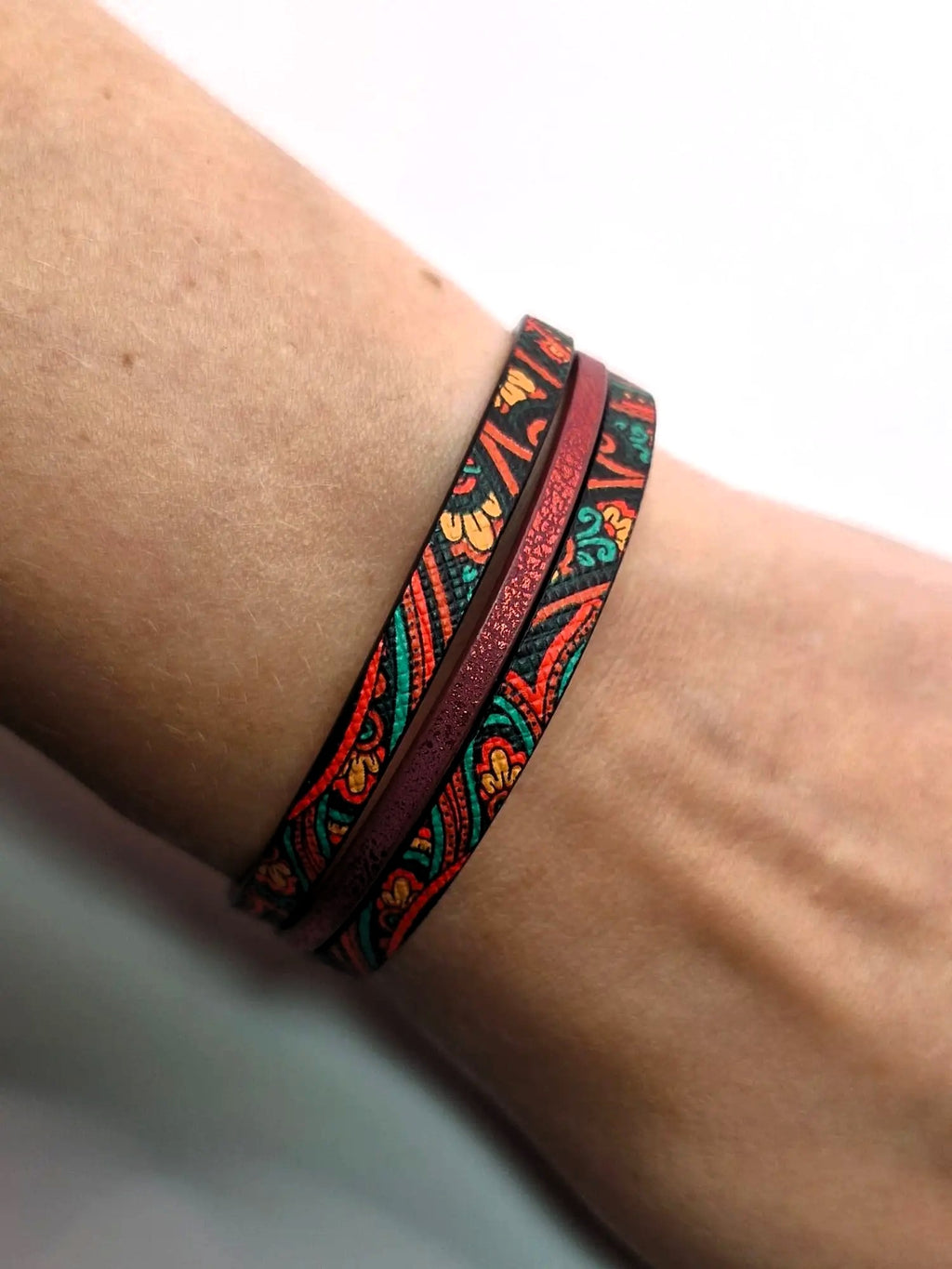 Bransoletka ze skóry eko „Boho Ruby Lines” — bordowy połysk i ornament