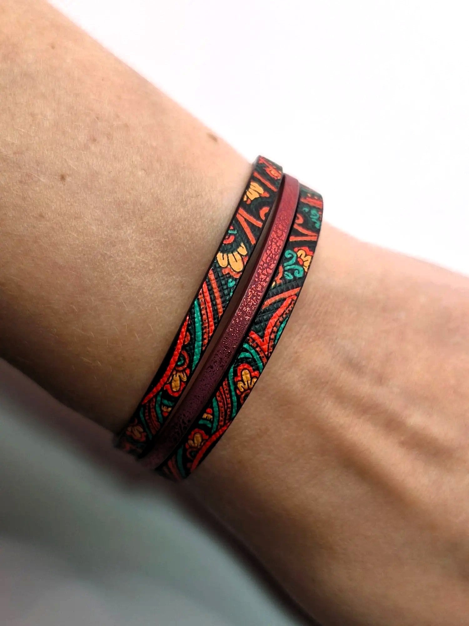 Bransoletka ze skóry eko „Boho Ruby Lines” — bordowy połysk i ornament