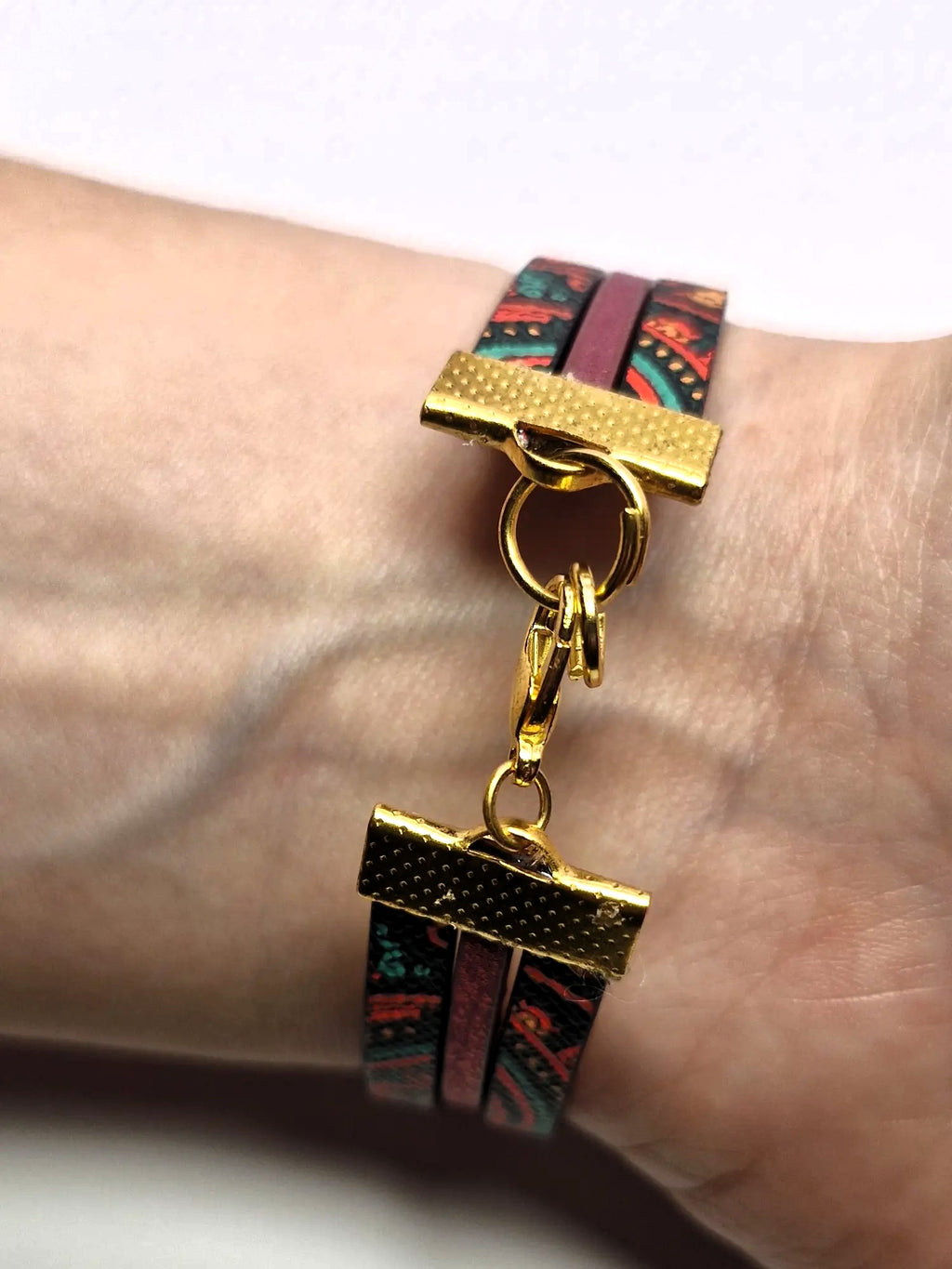 Bransoletka ze skóry eko „Boho Ruby Lines” — bordowy połysk i ornament