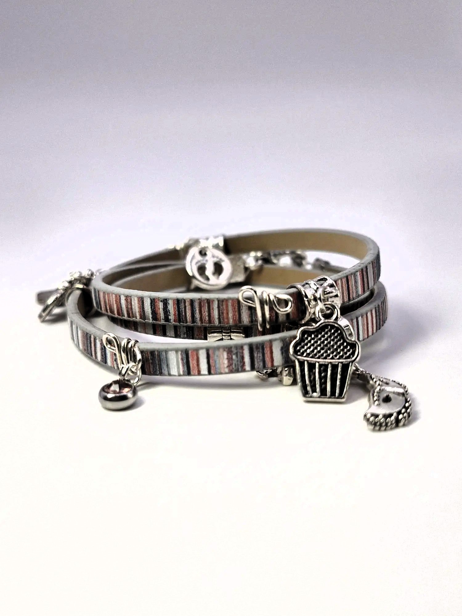 Bransoletka ze skóry eko owijana z zawieszkami – boho stripes