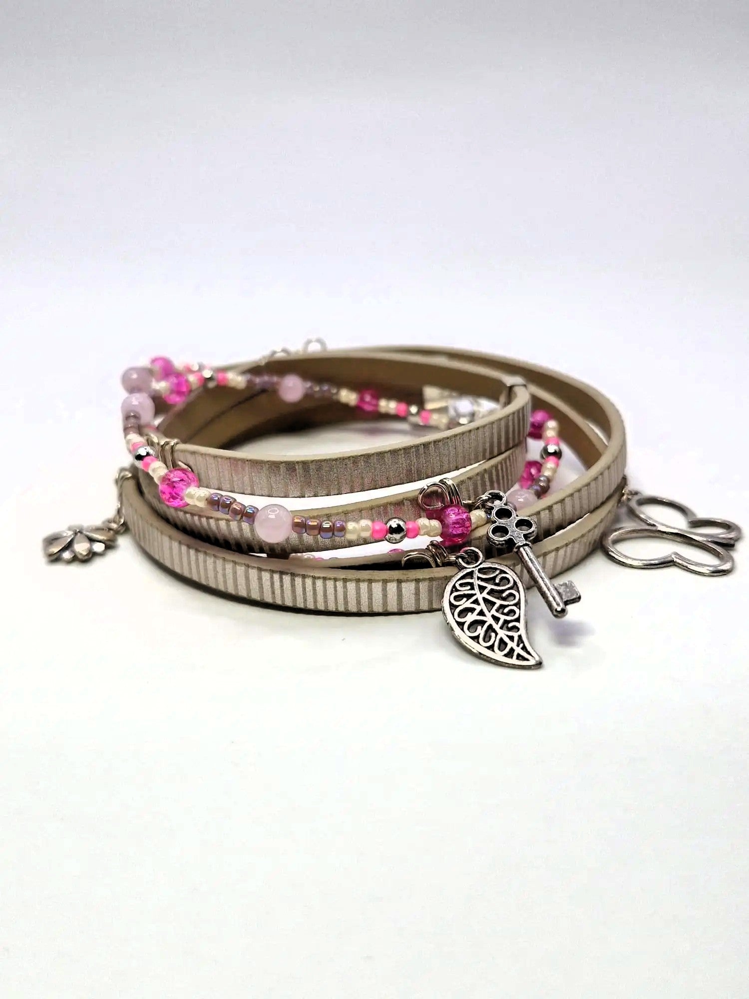Bransoletka „Silver & Blush Charms” — kremowe pasy z różowym akcentem