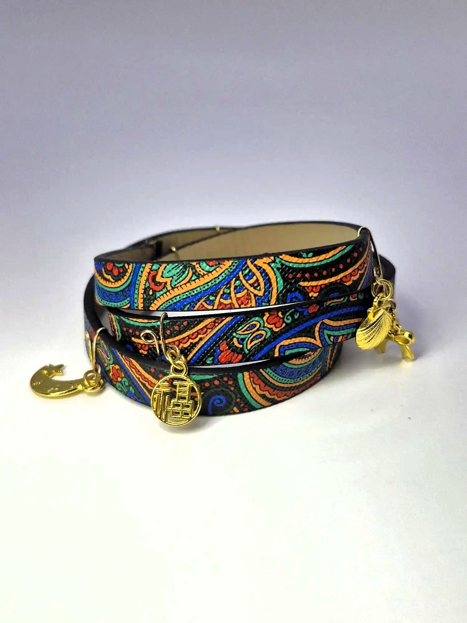 Bransoletka skórzana eko z zawieszkami – wzór etniczny (kolorowa)